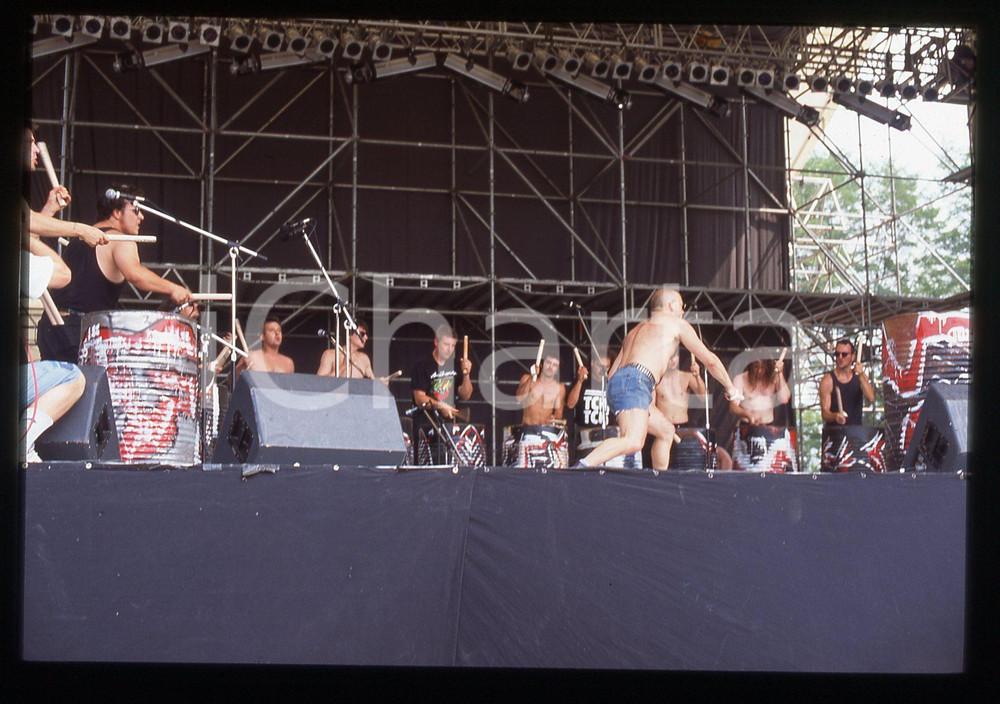 35mm vintage slide* 1994 MILANO LES TAMBOURS DU BRONX Prove Sonoria Festival 7 La manifestazione si &egrave; svolta presso il Parco AcquaticaDiapositiva d'epoca, in formato 35 mm. CONDIZIONI: GOODE' severamente vietata la riproduzione. Tutti i diritti sono riservati. ICharta mette in vendita, sul negozio eBay e in esclusiva sul sito "icharta" il proprio archivio composto da numerose diapositive e negativi fotografici d'epoca, tutti originali e autentici, che attraversano la storia del costume italiano tra gli la fine degli anni Sessanta e Novanta.Si tratta di uno sguardo inedito sull'attualit&agrave;, la politica, la vita quotidiana, il gossip e la cultura, che fotografa il cambiamento della nazione in quest'ultimo scorcio del XX secolo. Un'occasione unica per il mercato del collezionismo, che vede finalmente disponibile un archivio eccezionale per vastit&agrave;, tematiche e condizioni, in un settore (il negativo fotografico e la diapositiva) di assoluta novit&agrave; e dalle interessanti prospettive di investimento.  originale e autentica 1