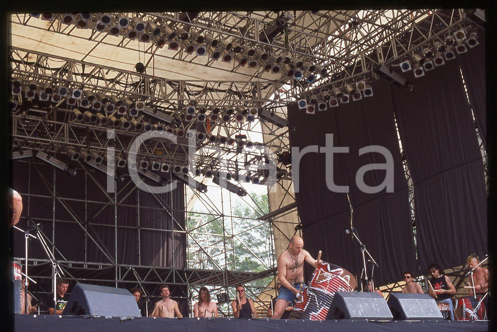 35mm vintage slide* 1994 MILANO LES TAMBOURS DU BRONX Prove Sonoria Festival 8 La manifestazione si &egrave; svolta presso il Parco AcquaticaDiapositiva d'epoca, in formato 35 mm. CONDIZIONI: GOODE' severamente vietata la riproduzione. Tutti i diritti sono riservati. ICharta mette in vendita, sul negozio eBay e in esclusiva sul sito "icharta" il proprio archivio composto da numerose diapositive e negativi fotografici d'epoca, tutti originali e autentici, che attraversano la storia del costume italiano tra gli la fine degli anni Sessanta e Novanta.Si tratta di uno sguardo inedito sull'attualit&agrave;, la politica, la vita quotidiana, il gossip e la cultura, che fotografa il cambiamento della nazione in quest'ultimo scorcio del XX secolo. Un'occasione unica per il mercato del collezionismo, che vede finalmente disponibile un archivio eccezionale per vastit&agrave;, tematiche e condizioni, in un settore (il negativo fotografico e la diapositiva) di assoluta novit&agrave; e dalle interessanti prospettive di investimento.  originale e autentica 1