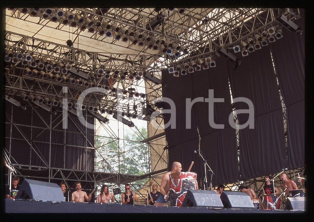 35mm vintage slide* 1994 MILANO LES TAMBOURS DU BRONX Prove Sonoria Festival 9 La manifestazione si &egrave; svolta presso il Parco AcquaticaDiapositiva d'epoca, in formato 35 mm. CONDIZIONI: GOODE' severamente vietata la riproduzione. Tutti i diritti sono riservati. ICharta mette in vendita, sul negozio eBay e in esclusiva sul sito "icharta" il proprio archivio composto da numerose diapositive e negativi fotografici d'epoca, tutti originali e autentici, che attraversano la storia del costume italiano tra gli la fine degli anni Sessanta e Novanta.Si tratta di uno sguardo inedito sull'attualit&agrave;, la politica, la vita quotidiana, il gossip e la cultura, che fotografa il cambiamento della nazione in quest'ultimo scorcio del XX secolo. Un'occasione unica per il mercato del collezionismo, che vede finalmente disponibile un archivio eccezionale per vastit&agrave;, tematiche e condizioni, in un settore (il negativo fotografico e la diapositiva) di assoluta novit&agrave; e dalle interessanti prospettive di investimento.  originale e autentica 1
