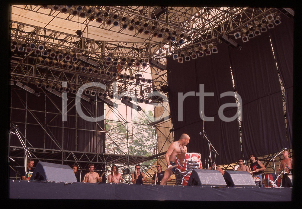 35mm vintage slide* 1994 MILANO LES TAMBOURS DU BRONX Prove Sonoria Festival 13 La manifestazione si &egrave; svolta presso il Parco AcquaticaDiapositiva d'epoca, in formato 35 mm. CONDIZIONI: GOODE' severamente vietata la riproduzione. Tutti i diritti sono riservati. ICharta mette in vendita, sul negozio eBay e in esclusiva sul sito "icharta" il proprio archivio composto da numerose diapositive e negativi fotografici d'epoca, tutti originali e autentici, che attraversano la storia del costume italiano tra gli la fine degli anni Sessanta e Novanta.Si tratta di uno sguardo inedito sull'attualit&agrave;, la politica, la vita quotidiana, il gossip e la cultura, che fotografa il cambiamento della nazione in quest'ultimo scorcio del XX secolo. Un'occasione unica per il mercato del collezionismo, che vede finalmente disponibile un archivio eccezionale per vastit&agrave;, tematiche e condizioni, in un settore (il negativo fotografico e la diapositiva) di assoluta novit&agrave; e dalle interessanti prospettive di investimento.  originale e autentica 1