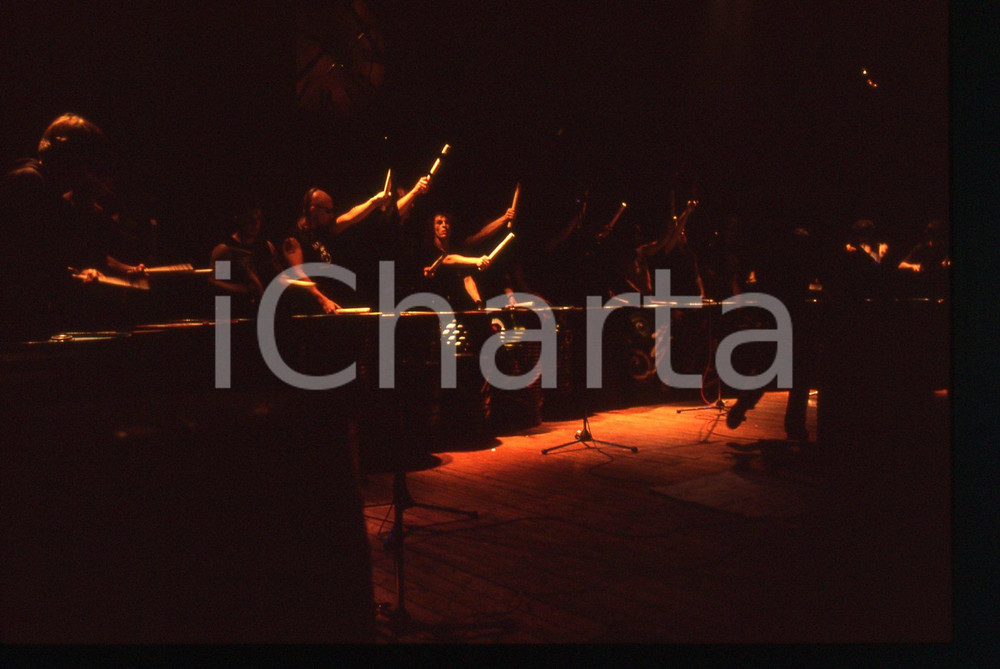 35mm vintage slide 1994 MILANO LES TAMBOURS DU BRONX in concerto al Sonoria 1 La manifestazione si &egrave; svolta presso il Parco AcquaticaDiapositiva d'epoca, in formato 35 mm. CONDIZIONI: GOODE' severamente vietata la riproduzione. Tutti i diritti sono riservati. ICharta mette in vendita, sul negozio eBay e in esclusiva sul sito "icharta" il proprio archivio composto da numerose diapositive e negativi fotografici d'epoca, tutti originali e autentici, che attraversano la storia del costume italiano tra gli la fine degli anni Sessanta e Novanta.Si tratta di uno sguardo inedito sull'attualit&agrave;, la politica, la vita quotidiana, il gossip e la cultura, che fotografa il cambiamento della nazione in quest'ultimo scorcio del XX secolo. Un'occasione unica per il mercato del collezionismo, che vede finalmente disponibile un archivio eccezionale per vastit&agrave;, tematiche e condizioni, in un settore (il negativo fotografico e la diapositiva) di assoluta novit&agrave; e dalle interessanti prospettive di investimento.  originale e autentica 1