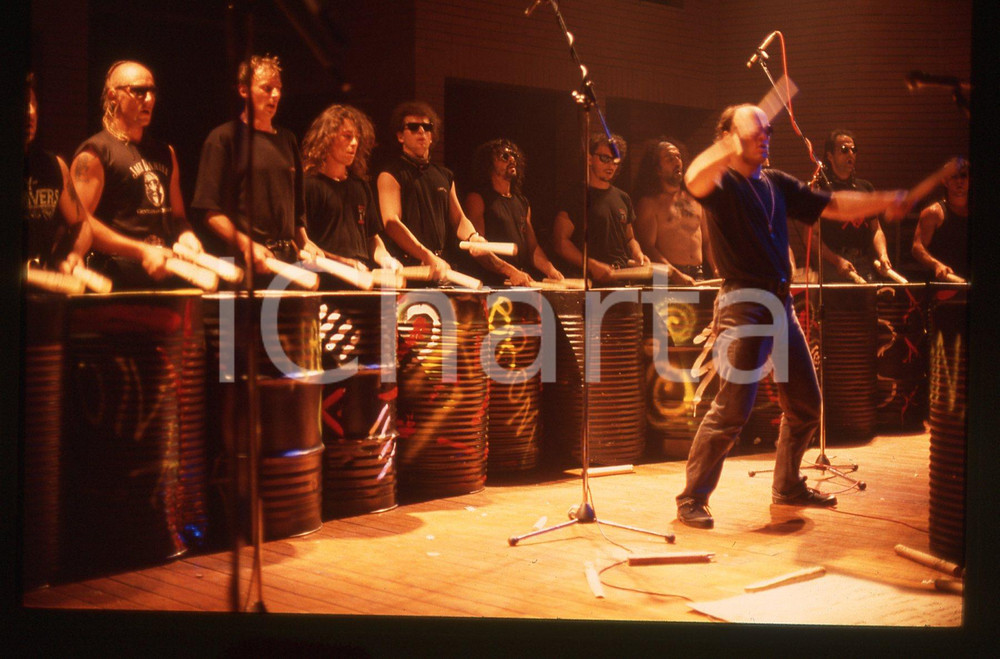 35mm vintage slide* 1994 MILANO LES TAMBOURS DU BRONX in concerto al Sonoria 2 La manifestazione si &egrave; svolta presso il Parco AcquaticaDiapositiva d'epoca, in formato 35 mm. CONDIZIONI: GOODE' severamente vietata la riproduzione. Tutti i diritti sono riservati. ICharta mette in vendita, sul negozio eBay e in esclusiva sul sito "icharta" il proprio archivio composto da numerose diapositive e negativi fotografici d'epoca, tutti originali e autentici, che attraversano la storia del costume italiano tra gli la fine degli anni Sessanta e Novanta.Si tratta di uno sguardo inedito sull'attualit&agrave;, la politica, la vita quotidiana, il gossip e la cultura, che fotografa il cambiamento della nazione in quest'ultimo scorcio del XX secolo. Un'occasione unica per il mercato del collezionismo, che vede finalmente disponibile un archivio eccezionale per vastit&agrave;, tematiche e condizioni, in un settore (il negativo fotografico e la diapositiva) di assoluta novit&agrave; e dalle interessanti prospettive di investimento.  originale e autentica 1