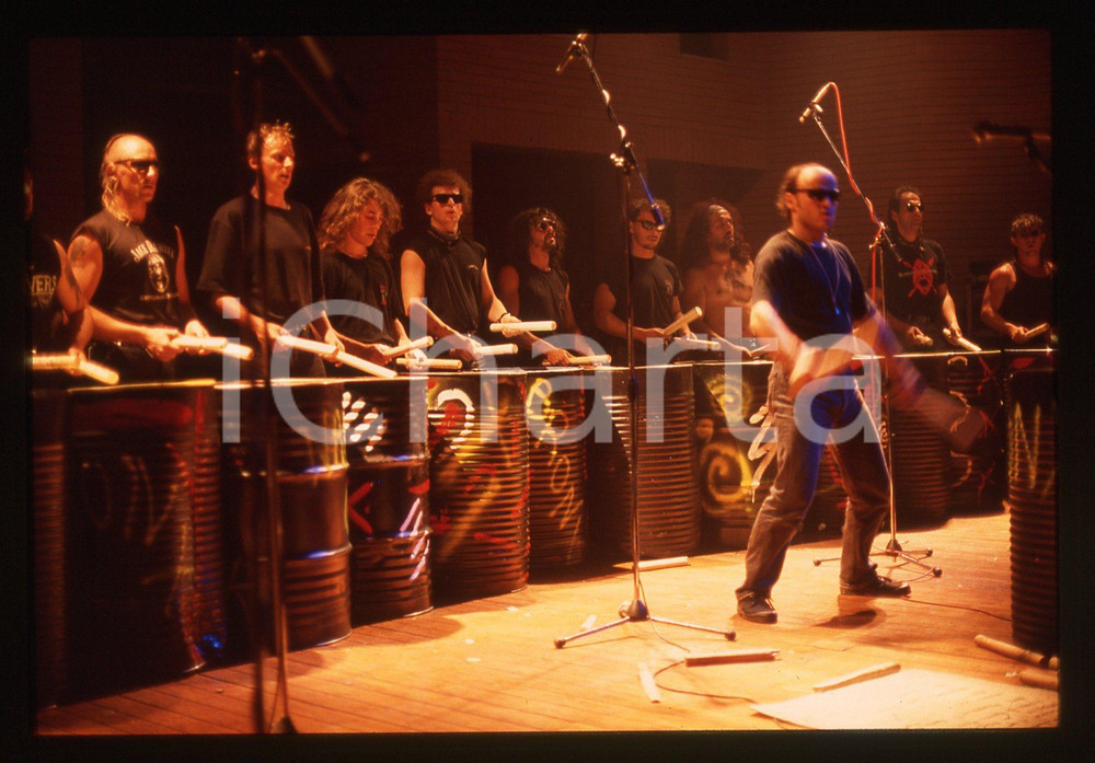 35mm vintage slide* 1994 MILANO LES TAMBOURS DU BRONX in concerto al Sonoria 3 La manifestazione si &egrave; svolta presso il Parco AcquaticaDiapositiva d'epoca, in formato 35 mm. CONDIZIONI: GOODE' severamente vietata la riproduzione. Tutti i diritti sono riservati. ICharta mette in vendita, sul negozio eBay e in esclusiva sul sito "icharta" il proprio archivio composto da numerose diapositive e negativi fotografici d'epoca, tutti originali e autentici, che attraversano la storia del costume italiano tra gli la fine degli anni Sessanta e Novanta.Si tratta di uno sguardo inedito sull'attualit&agrave;, la politica, la vita quotidiana, il gossip e la cultura, che fotografa il cambiamento della nazione in quest'ultimo scorcio del XX secolo. Un'occasione unica per il mercato del collezionismo, che vede finalmente disponibile un archivio eccezionale per vastit&agrave;, tematiche e condizioni, in un settore (il negativo fotografico e la diapositiva) di assoluta novit&agrave; e dalle interessanti prospettive di investimento.  originale e autentica 1