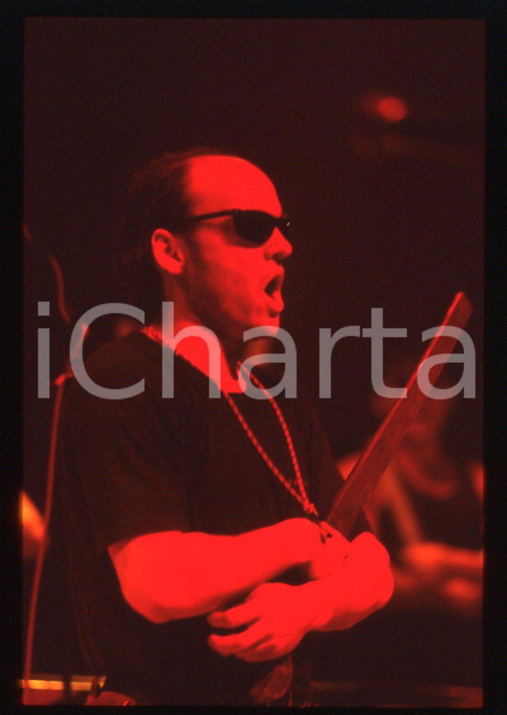 35mm vintage slide* 1994 MILANO LES TAMBOURS DU BRONX in concerto al Sonoria 4 La manifestazione si &egrave; svolta presso il Parco AcquaticaDiapositiva d'epoca, in formato 35 mm. CONDIZIONI: GOODE' severamente vietata la riproduzione. Tutti i diritti sono riservati. ICharta mette in vendita, sul negozio eBay e in esclusiva sul sito "icharta" il proprio archivio composto da numerose diapositive e negativi fotografici d'epoca, tutti originali e autentici, che attraversano la storia del costume italiano tra gli la fine degli anni Sessanta e Novanta.Si tratta di uno sguardo inedito sull'attualit&agrave;, la politica, la vita quotidiana, il gossip e la cultura, che fotografa il cambiamento della nazione in quest'ultimo scorcio del XX secolo. Un'occasione unica per il mercato del collezionismo, che vede finalmente disponibile un archivio eccezionale per vastit&agrave;, tematiche e condizioni, in un settore (il negativo fotografico e la diapositiva) di assoluta novit&agrave; e dalle interessanti prospettive di investimento.  originale e autentica 1