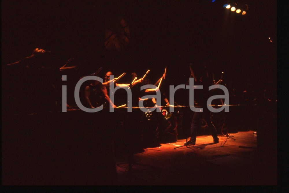 35mm vintage slide* 1994 MILANO LES TAMBOURS DU BRONX in concerto al Sonoria 5 La manifestazione si &egrave; svolta presso il Parco AcquaticaDiapositiva d'epoca, in formato 35 mm. CONDIZIONI: GOODE' severamente vietata la riproduzione. Tutti i diritti sono riservati. ICharta mette in vendita, sul negozio eBay e in esclusiva sul sito "icharta" il proprio archivio composto da numerose diapositive e negativi fotografici d'epoca, tutti originali e autentici, che attraversano la storia del costume italiano tra gli la fine degli anni Sessanta e Novanta.Si tratta di uno sguardo inedito sull'attualit&agrave;, la politica, la vita quotidiana, il gossip e la cultura, che fotografa il cambiamento della nazione in quest'ultimo scorcio del XX secolo. Un'occasione unica per il mercato del collezionismo, che vede finalmente disponibile un archivio eccezionale per vastit&agrave;, tematiche e condizioni, in un settore (il negativo fotografico e la diapositiva) di assoluta novit&agrave; e dalle interessanti prospettive di investimento.  originale e autentica 1