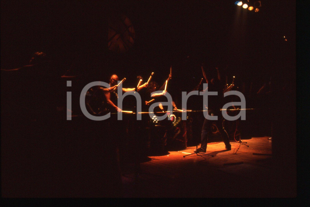 35mm vintage slide* 1994 MILANO LES TAMBOURS DU BRONX in concerto al Sonoria 6 La manifestazione si &egrave; svolta presso il Parco AcquaticaDiapositiva d'epoca, in formato 35 mm. CONDIZIONI: GOODE' severamente vietata la riproduzione. Tutti i diritti sono riservati. ICharta mette in vendita, sul negozio eBay e in esclusiva sul sito "icharta" il proprio archivio composto da numerose diapositive e negativi fotografici d'epoca, tutti originali e autentici, che attraversano la storia del costume italiano tra gli la fine degli anni Sessanta e Novanta.Si tratta di uno sguardo inedito sull'attualit&agrave;, la politica, la vita quotidiana, il gossip e la cultura, che fotografa il cambiamento della nazione in quest'ultimo scorcio del XX secolo. Un'occasione unica per il mercato del collezionismo, che vede finalmente disponibile un archivio eccezionale per vastit&agrave;, tematiche e condizioni, in un settore (il negativo fotografico e la diapositiva) di assoluta novit&agrave; e dalle interessanti prospettive di investimento.  originale e autentica 1