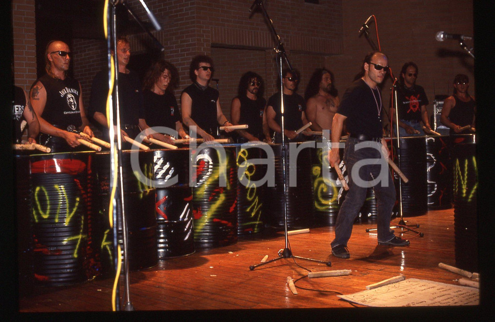 35mm vintage slide* 1994 MILANO LES TAMBOURS DU BRONX in concerto al Sonoria 7 La manifestazione si &egrave; svolta presso il Parco AcquaticaDiapositiva d'epoca, in formato 35 mm. CONDIZIONI: GOODE' severamente vietata la riproduzione. Tutti i diritti sono riservati. ICharta mette in vendita, sul negozio eBay e in esclusiva sul sito "icharta" il proprio archivio composto da numerose diapositive e negativi fotografici d'epoca, tutti originali e autentici, che attraversano la storia del costume italiano tra gli la fine degli anni Sessanta e Novanta.Si tratta di uno sguardo inedito sull'attualit&agrave;, la politica, la vita quotidiana, il gossip e la cultura, che fotografa il cambiamento della nazione in quest'ultimo scorcio del XX secolo. Un'occasione unica per il mercato del collezionismo, che vede finalmente disponibile un archivio eccezionale per vastit&agrave;, tematiche e condizioni, in un settore (il negativo fotografico e la diapositiva) di assoluta novit&agrave; e dalle interessanti prospettive di investimento.  originale e autentica 1