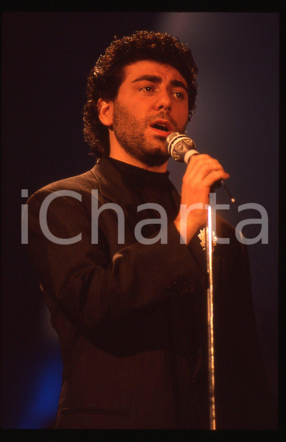 35mm vintage slide* 1989 FESTIVAL SANREMO Antonio MURRO al Teatro Ariston 1 Diapositiva d'epoca, in formato 35 mm. CONDIZIONI: GOODE' severamente vietata la riproduzione. Tutti i diritti sono riservati. ICharta mette in vendita, sul negozio eBay e in esclusiva sul sito "icharta" il proprio archivio composto da numerose diapositive e negativi fotografici d'epoca, tutti originali e autentici, che attraversano la storia del costume italiano tra gli la fine degli anni Sessanta e Novanta.Si tratta di uno sguardo inedito sull'attualit&agrave;, la politica, la vita quotidiana, il gossip e la cultura, che fotografa il cambiamento della nazione in quest'ultimo scorcio del XX secolo. Un'occasione unica per il mercato del collezionismo, che vede finalmente disponibile un archivio eccezionale per vastit&agrave;, tematiche e condizioni, in un settore (il negativo fotografico e la diapositiva) di assoluta novit&agrave; e dalle interessanti prospettive di investimento.  originale e autentica 1