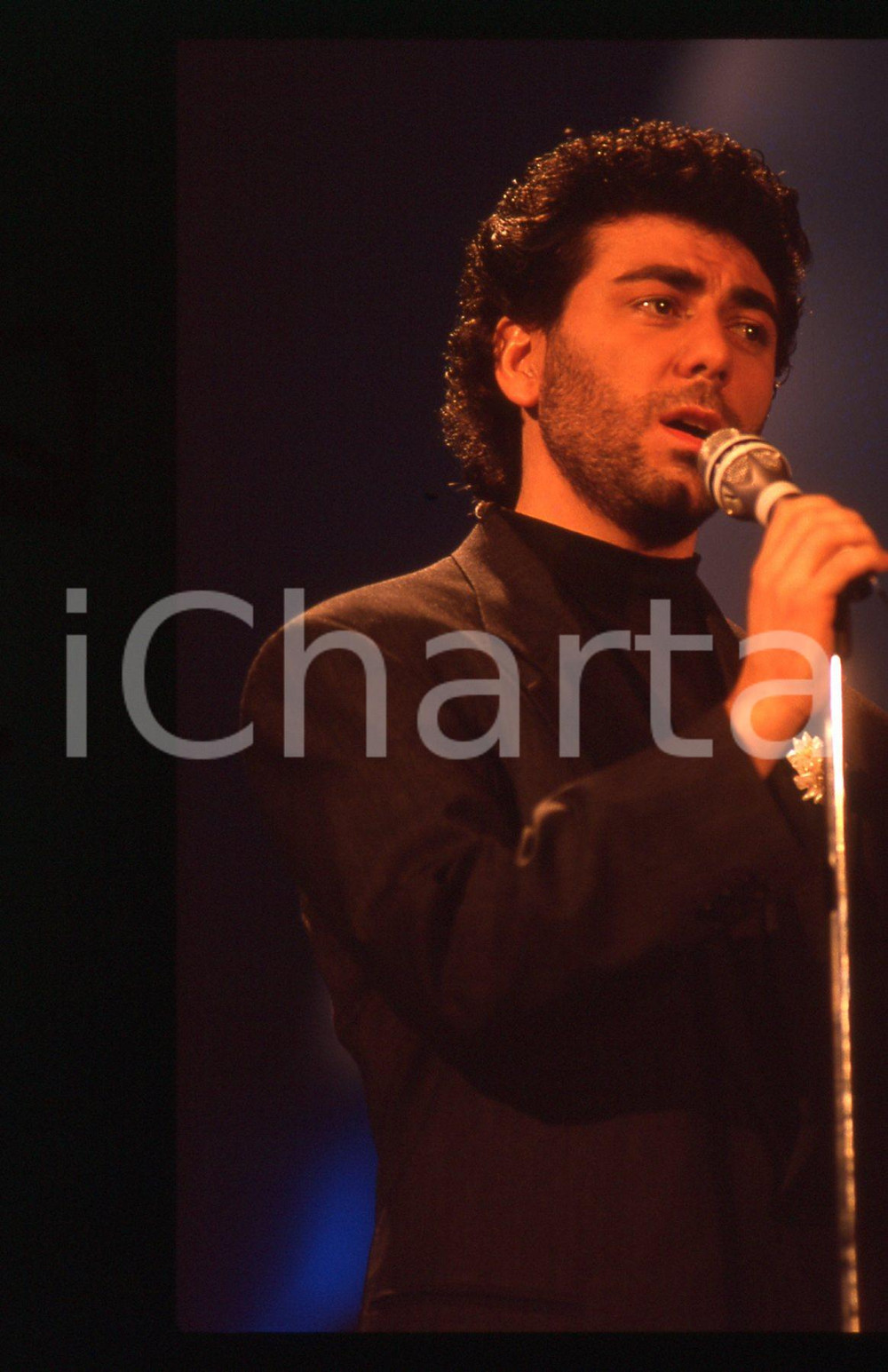 35mm vintage slide* 1989 FESTIVAL SANREMO Antonio MURRO al Teatro Ariston 2 Diapositiva d'epoca, in formato 35 mm. CONDIZIONI: GOODE' severamente vietata la riproduzione. Tutti i diritti sono riservati. ICharta mette in vendita, sul negozio eBay e in esclusiva sul sito "icharta" il proprio archivio composto da numerose diapositive e negativi fotografici d'epoca, tutti originali e autentici, che attraversano la storia del costume italiano tra gli la fine degli anni Sessanta e Novanta.Si tratta di uno sguardo inedito sull'attualit&agrave;, la politica, la vita quotidiana, il gossip e la cultura, che fotografa il cambiamento della nazione in quest'ultimo scorcio del XX secolo. Un'occasione unica per il mercato del collezionismo, che vede finalmente disponibile un archivio eccezionale per vastit&agrave;, tematiche e condizioni, in un settore (il negativo fotografico e la diapositiva) di assoluta novit&agrave; e dalle interessanti prospettive di investimento.  originale e autentica 1