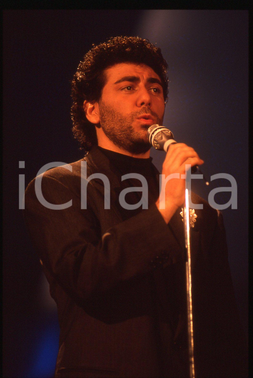 35mm vintage slide* 1989 FESTIVAL SANREMO Antonio MURRO al Teatro Ariston 3 Diapositiva d'epoca, in formato 35 mm. CONDIZIONI: GOODE' severamente vietata la riproduzione. Tutti i diritti sono riservati. ICharta mette in vendita, sul negozio eBay e in esclusiva sul sito "icharta" il proprio archivio composto da numerose diapositive e negativi fotografici d'epoca, tutti originali e autentici, che attraversano la storia del costume italiano tra gli la fine degli anni Sessanta e Novanta.Si tratta di uno sguardo inedito sull'attualit&agrave;, la politica, la vita quotidiana, il gossip e la cultura, che fotografa il cambiamento della nazione in quest'ultimo scorcio del XX secolo. Un'occasione unica per il mercato del collezionismo, che vede finalmente disponibile un archivio eccezionale per vastit&agrave;, tematiche e condizioni, in un settore (il negativo fotografico e la diapositiva) di assoluta novit&agrave; e dalle interessanti prospettive di investimento.  originale e autentica 1
