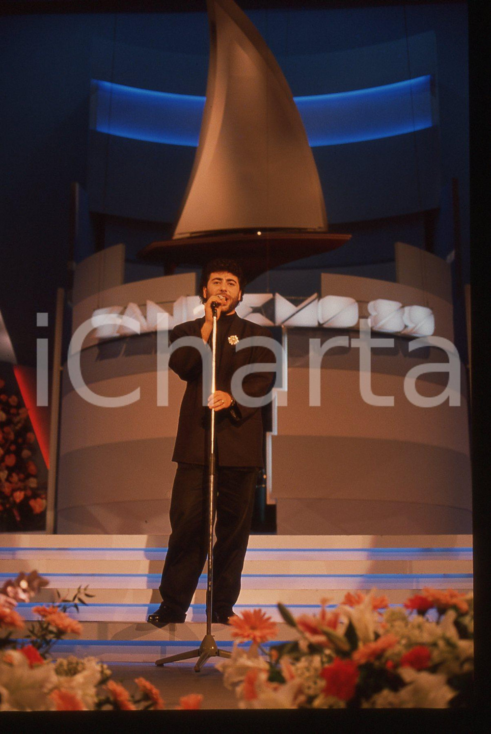 35mm vintage slide* 1989 FESTIVAL SANREMO Antonio MURRO al Teatro Ariston 5 Diapositiva d'epoca, in formato 35 mm. CONDIZIONI: GOODE' severamente vietata la riproduzione. Tutti i diritti sono riservati. ICharta mette in vendita, sul negozio eBay e in esclusiva sul sito "icharta" il proprio archivio composto da numerose diapositive e negativi fotografici d'epoca, tutti originali e autentici, che attraversano la storia del costume italiano tra gli la fine degli anni Sessanta e Novanta.Si tratta di uno sguardo inedito sull'attualit&agrave;, la politica, la vita quotidiana, il gossip e la cultura, che fotografa il cambiamento della nazione in quest'ultimo scorcio del XX secolo. Un'occasione unica per il mercato del collezionismo, che vede finalmente disponibile un archivio eccezionale per vastit&agrave;, tematiche e condizioni, in un settore (il negativo fotografico e la diapositiva) di assoluta novit&agrave; e dalle interessanti prospettive di investimento.  originale e autentica 1