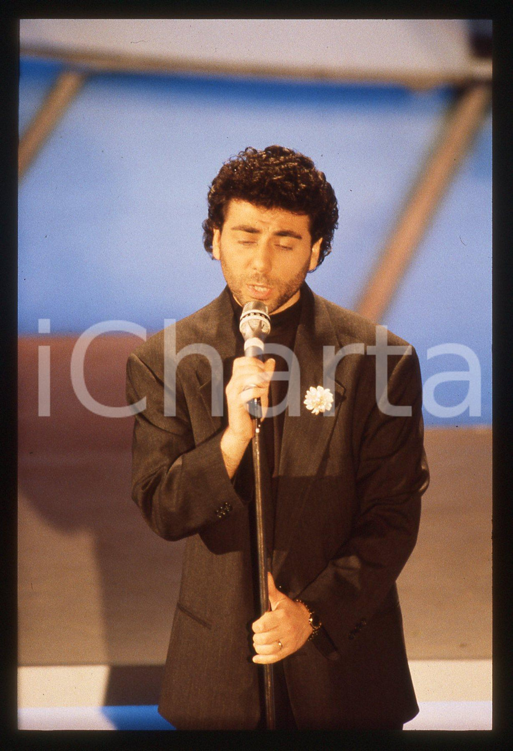 35mm vintage slide* 1989 SANREMO Antonio MURRO in concerto al Teatro Ariston 8 Diapositiva d'epoca, in formato 35 mm. CONDIZIONI: GOODE' severamente vietata la riproduzione. Tutti i diritti sono riservati. ICharta mette in vendita, sul negozio eBay e in esclusiva sul sito "icharta" il proprio archivio composto da numerose diapositive e negativi fotografici d'epoca, tutti originali e autentici, che attraversano la storia del costume italiano tra gli la fine degli anni Sessanta e Novanta.Si tratta di uno sguardo inedito sull'attualit&agrave;, la politica, la vita quotidiana, il gossip e la cultura, che fotografa il cambiamento della nazione in quest'ultimo scorcio del XX secolo. Un'occasione unica per il mercato del collezionismo, che vede finalmente disponibile un archivio eccezionale per vastit&agrave;, tematiche e condizioni, in un settore (il negativo fotografico e la diapositiva) di assoluta novit&agrave; e dalle interessanti prospettive di investimento.  originale e autentica 1