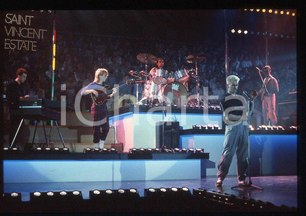 35mm vintage slide* 1984 SAINT VINCENT ESTATE Kevin PATTERSON FICTION FACTORY 2 Nella diapositiva compaiono anche Chic Medley, Graham McGregor, Eddie Jordan e Mike OgletreeDiapositiva d'epoca, in formato 35 mm. CONDIZIONI: GOODE' severamente vietata la riproduzione. Tutti i diritti sono riservati. ICharta mette in vendita, sul negozio eBay e in esclusiva sul sito "icharta" il proprio archivio composto da numerose diapositive e negativi fotografici d'epoca, tutti originali e autentici, che attraversano la storia del costume italiano tra gli la fine degli anni Sessanta e Novanta.Si tratta di uno sguardo inedito sull'attualit&agrave;, la politica, la vita quotidiana, il gossip e la cultura, che fotografa il cambiamento della nazione in quest'ultimo scorcio del XX secolo. Un'occasione unica per il mercato del collezionismo, che vede finalmente disponibile un archivio eccezionale per vastit&agrave;, tematiche e condizioni, in un settore (il negativo fotografico e la diapositiva) di assoluta novit&agrave; e dalle interessanti prospettive di investimento.  originale e autentica 1