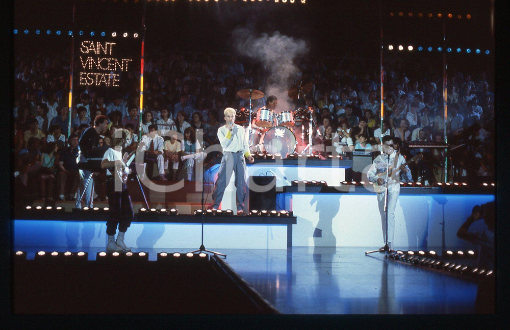 35mm vintage slide* 1984 SAINT VINCENT ESTATE Kevin PATTERSON FICTION FACTORY 4 Nella diapositiva compaiono anche Chic Medley, Graham McGregor, Eddie Jordan e Mike OgletreeDiapositiva d'epoca, in formato 35 mm. CONDIZIONI: GOODE' severamente vietata la riproduzione. Tutti i diritti sono riservati. ICharta mette in vendita, sul negozio eBay e in esclusiva sul sito "icharta" il proprio archivio composto da numerose diapositive e negativi fotografici d'epoca, tutti originali e autentici, che attraversano la storia del costume italiano tra gli la fine degli anni Sessanta e Novanta.Si tratta di uno sguardo inedito sull'attualit&agrave;, la politica, la vita quotidiana, il gossip e la cultura, che fotografa il cambiamento della nazione in quest'ultimo scorcio del XX secolo. Un'occasione unica per il mercato del collezionismo, che vede finalmente disponibile un archivio eccezionale per vastit&agrave;, tematiche e condizioni, in un settore (il negativo fotografico e la diapositiva) di assoluta novit&agrave; e dalle interessanti prospettive di investimento.  originale e autentica 1