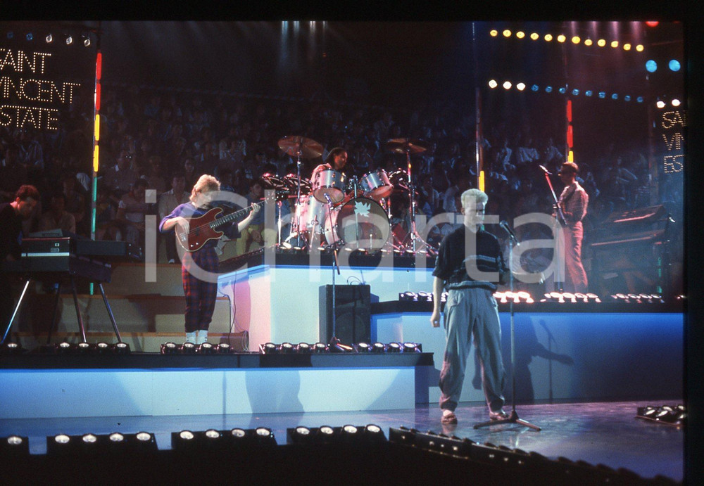 35mm vintage slide* 1984 SAINT VINCENT ESTATE Kevin PATTERSON FICTION FACTORY 6 Nella diapositiva compaiono anche Chic Medley, Graham McGregor, Eddie Jordan e Mike OgletreeDiapositiva d'epoca, in formato 35 mm. CONDIZIONI: GOODE' severamente vietata la riproduzione. Tutti i diritti sono riservati. ICharta mette in vendita, sul negozio eBay e in esclusiva sul sito "icharta" il proprio archivio composto da numerose diapositive e negativi fotografici d'epoca, tutti originali e autentici, che attraversano la storia del costume italiano tra gli la fine degli anni Sessanta e Novanta.Si tratta di uno sguardo inedito sull'attualit&agrave;, la politica, la vita quotidiana, il gossip e la cultura, che fotografa il cambiamento della nazione in quest'ultimo scorcio del XX secolo. Un'occasione unica per il mercato del collezionismo, che vede finalmente disponibile un archivio eccezionale per vastit&agrave;, tematiche e condizioni, in un settore (il negativo fotografico e la diapositiva) di assoluta novit&agrave; e dalle interessanti prospettive di investimento.  originale e autentica 1
