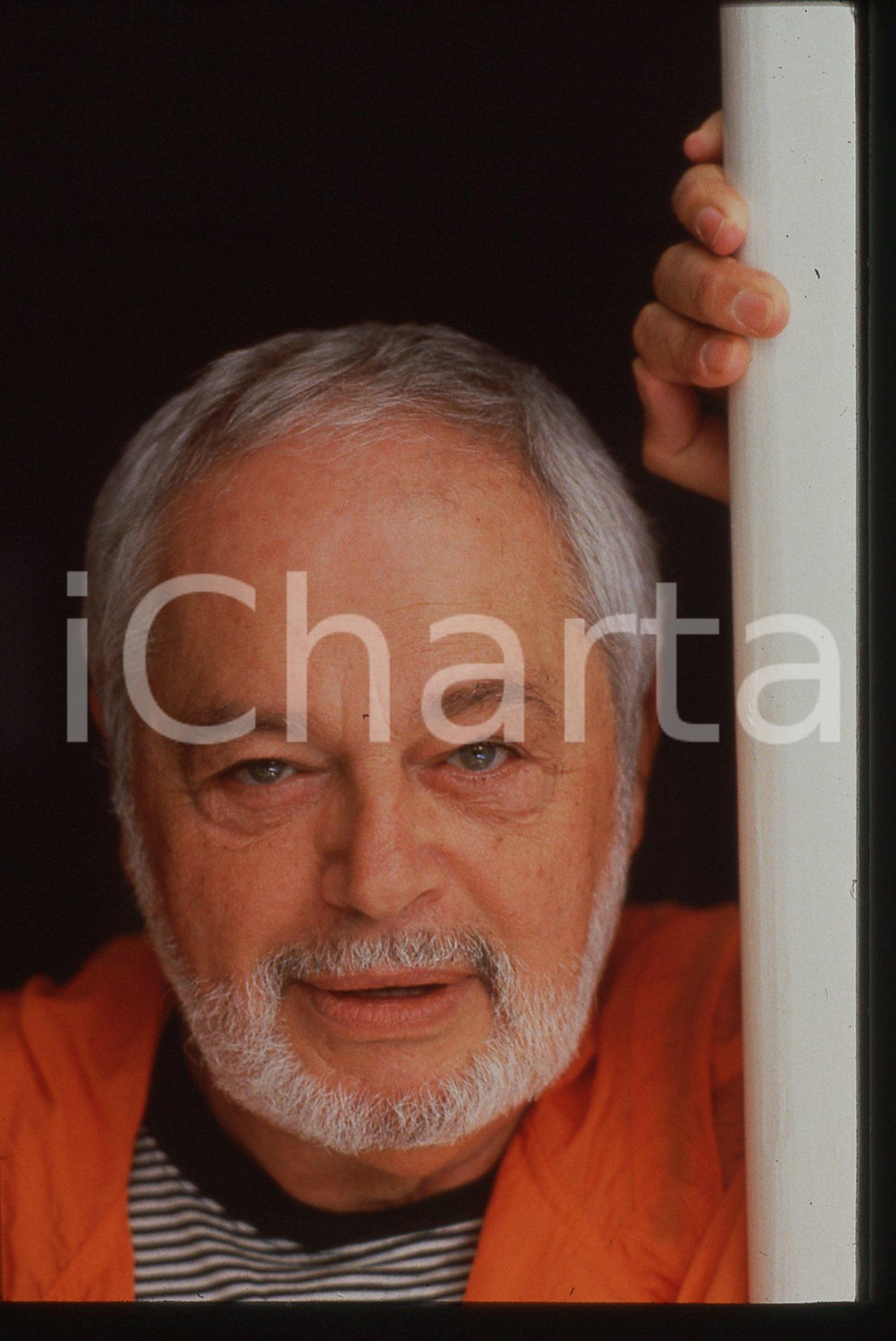 35mm vintage slide* 1989 FESTIVAL DEAUVILLE Paul BOGART Ritratto del regista 1 Diapositiva d'epoca, in formato 35 mm. CONDIZIONI: GOODE' severamente vietata la riproduzione. Tutti i diritti sono riservati. ICharta mette in vendita, sul negozio eBay e in esclusiva sul sito "icharta" il proprio archivio composto da numerose diapositive e negativi fotografici d'epoca, tutti originali e autentici, che attraversano la storia del costume italiano tra gli la fine degli anni Sessanta e Novanta.Si tratta di uno sguardo inedito sull'attualit&agrave;, la politica, la vita quotidiana, il gossip e la cultura, che fotografa il cambiamento della nazione in quest'ultimo scorcio del XX secolo. Un'occasione unica per il mercato del collezionismo, che vede finalmente disponibile un archivio eccezionale per vastit&agrave;, tematiche e condizioni, in un settore (il negativo fotografico e la diapositiva) di assoluta novit&agrave; e dalle interessanti prospettive di investimento.  originale e autentica 1