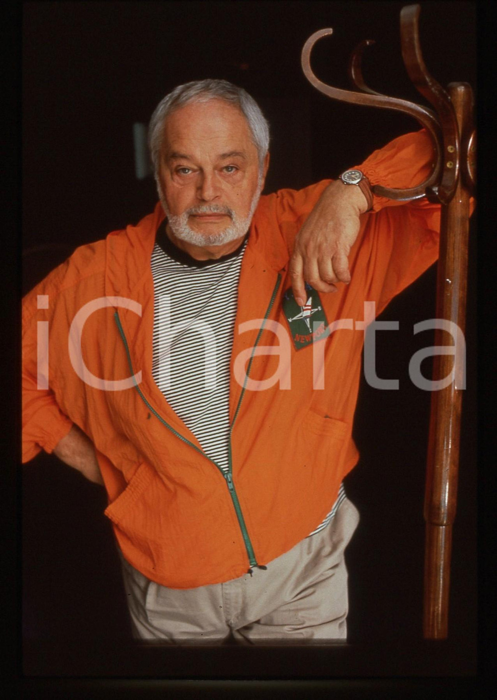 35mm vintage slide* 1989 FESTIVAL DEAUVILLE Paul BOGART Ritratto del regista 2 Diapositiva d'epoca, in formato 35 mm. CONDIZIONI: GOODE' severamente vietata la riproduzione. Tutti i diritti sono riservati. ICharta mette in vendita, sul negozio eBay e in esclusiva sul sito "icharta" il proprio archivio composto da numerose diapositive e negativi fotografici d'epoca, tutti originali e autentici, che attraversano la storia del costume italiano tra gli la fine degli anni Sessanta e Novanta.Si tratta di uno sguardo inedito sull'attualit&agrave;, la politica, la vita quotidiana, il gossip e la cultura, che fotografa il cambiamento della nazione in quest'ultimo scorcio del XX secolo. Un'occasione unica per il mercato del collezionismo, che vede finalmente disponibile un archivio eccezionale per vastit&agrave;, tematiche e condizioni, in un settore (il negativo fotografico e la diapositiva) di assoluta novit&agrave; e dalle interessanti prospettive di investimento.  originale e autentica 1