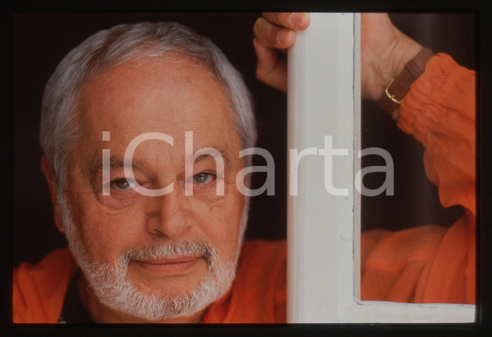 35mm vintage slide* 1989 FESTIVAL DEAUVILLE Paul BOGART Ritratto del regista 4 Diapositiva d'epoca, in formato 35 mm. CONDIZIONI: GOODE' severamente vietata la riproduzione. Tutti i diritti sono riservati. ICharta mette in vendita, sul negozio eBay e in esclusiva sul sito "icharta" il proprio archivio composto da numerose diapositive e negativi fotografici d'epoca, tutti originali e autentici, che attraversano la storia del costume italiano tra gli la fine degli anni Sessanta e Novanta.Si tratta di uno sguardo inedito sull'attualit&agrave;, la politica, la vita quotidiana, il gossip e la cultura, che fotografa il cambiamento della nazione in quest'ultimo scorcio del XX secolo. Un'occasione unica per il mercato del collezionismo, che vede finalmente disponibile un archivio eccezionale per vastit&agrave;, tematiche e condizioni, in un settore (il negativo fotografico e la diapositiva) di assoluta novit&agrave; e dalle interessanti prospettive di investimento.  originale e autentica 1