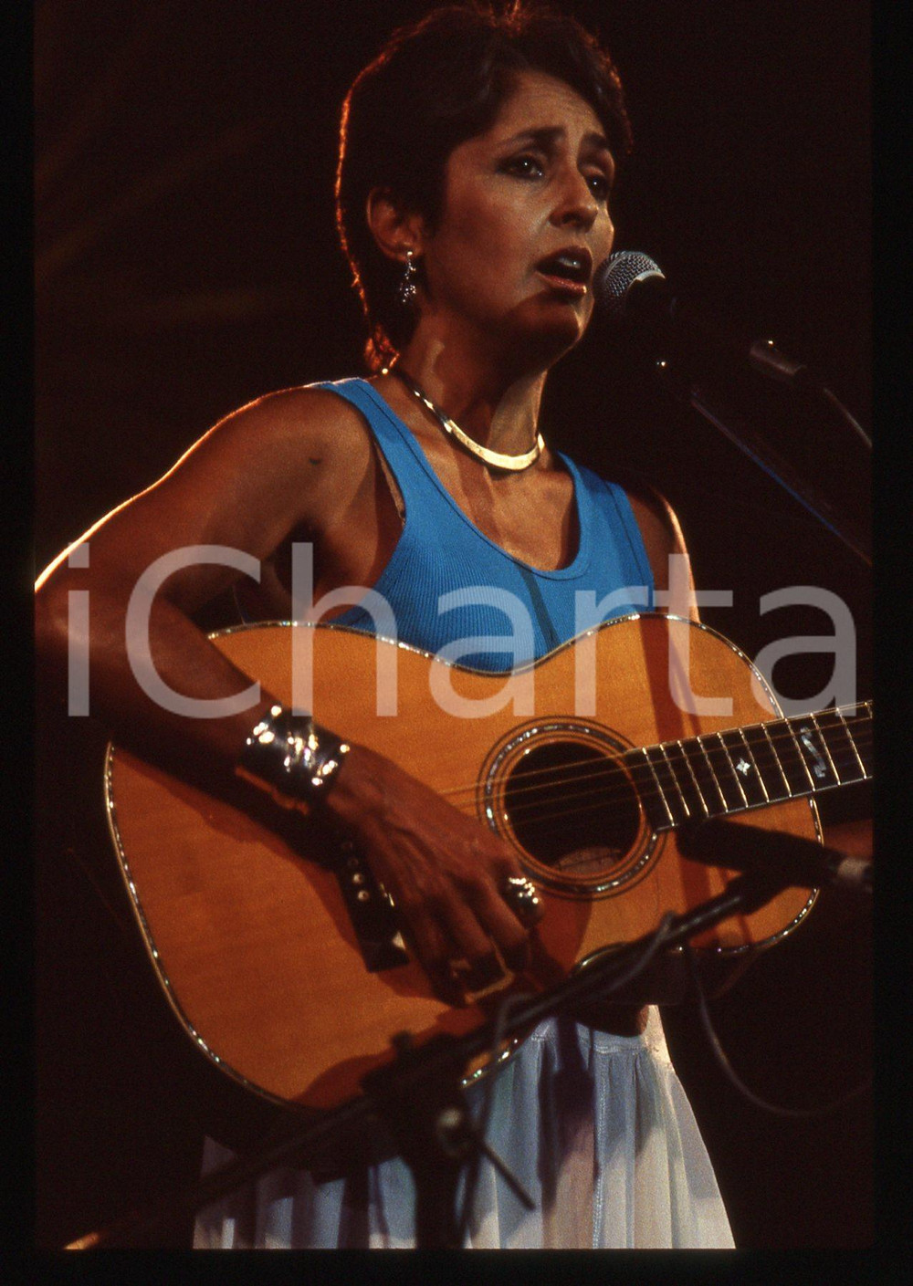 35mm vintage slide* 1988 MILANO Joan BAEZ Concerto in Piazzetta Reale (2) Diapositiva d'epoca, in formato 35 mm. CONDIZIONI: GOODE' severamente vietata la riproduzione. Tutti i diritti sono riservati. ICharta mette in vendita, sul negozio eBay e in esclusiva sul sito "icharta" il proprio archivio composto da numerose diapositive e negativi fotografici d'epoca, tutti originali e autentici, che attraversano la storia del costume italiano tra gli la fine degli anni Sessanta e Novanta.Si tratta di uno sguardo inedito sull'attualit&agrave;, la politica, la vita quotidiana, il gossip e la cultura, che fotografa il cambiamento della nazione in quest'ultimo scorcio del XX secolo. Un'occasione unica per il mercato del collezionismo, che vede finalmente disponibile un archivio eccezionale per vastit&agrave;, tematiche e condizioni, in un settore (il negativo fotografico e la diapositiva) di assoluta novit&agrave; e dalle interessanti prospettive di investimento.  originale e autentica 1