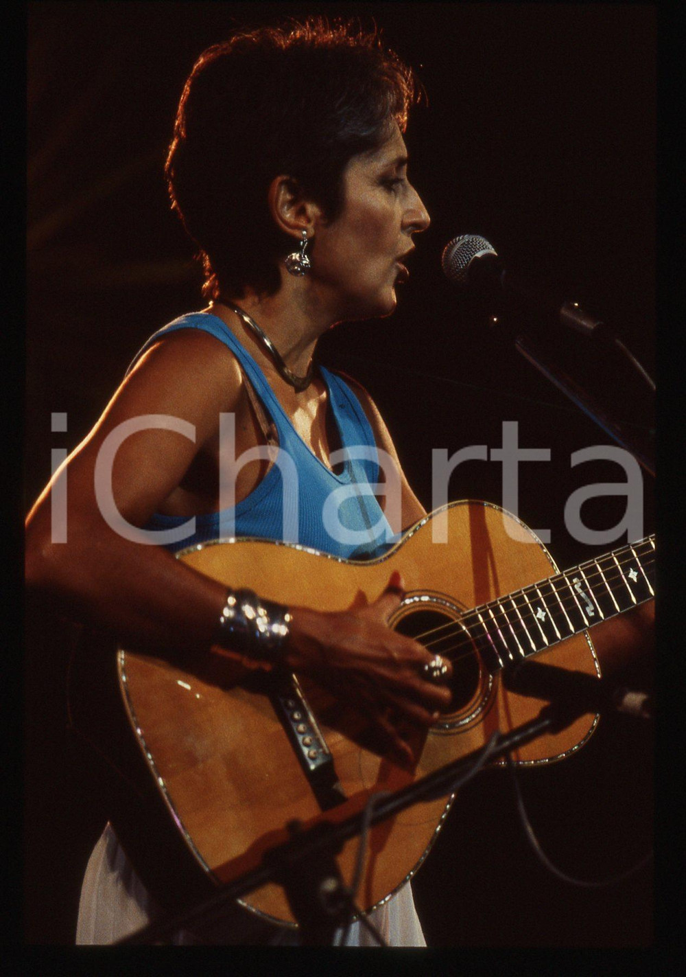 35mm vintage slide* 1988 MILANO Joan BAEZ Concerto in Piazzetta Reale (4) Diapositiva d'epoca, in formato 35 mm. CONDIZIONI: GOODE' severamente vietata la riproduzione. Tutti i diritti sono riservati. ICharta mette in vendita, sul negozio eBay e in esclusiva sul sito "icharta" il proprio archivio composto da numerose diapositive e negativi fotografici d'epoca, tutti originali e autentici, che attraversano la storia del costume italiano tra gli la fine degli anni Sessanta e Novanta.Si tratta di uno sguardo inedito sull'attualit&agrave;, la politica, la vita quotidiana, il gossip e la cultura, che fotografa il cambiamento della nazione in quest'ultimo scorcio del XX secolo. Un'occasione unica per il mercato del collezionismo, che vede finalmente disponibile un archivio eccezionale per vastit&agrave;, tematiche e condizioni, in un settore (il negativo fotografico e la diapositiva) di assoluta novit&agrave; e dalle interessanti prospettive di investimento.  originale e autentica 1