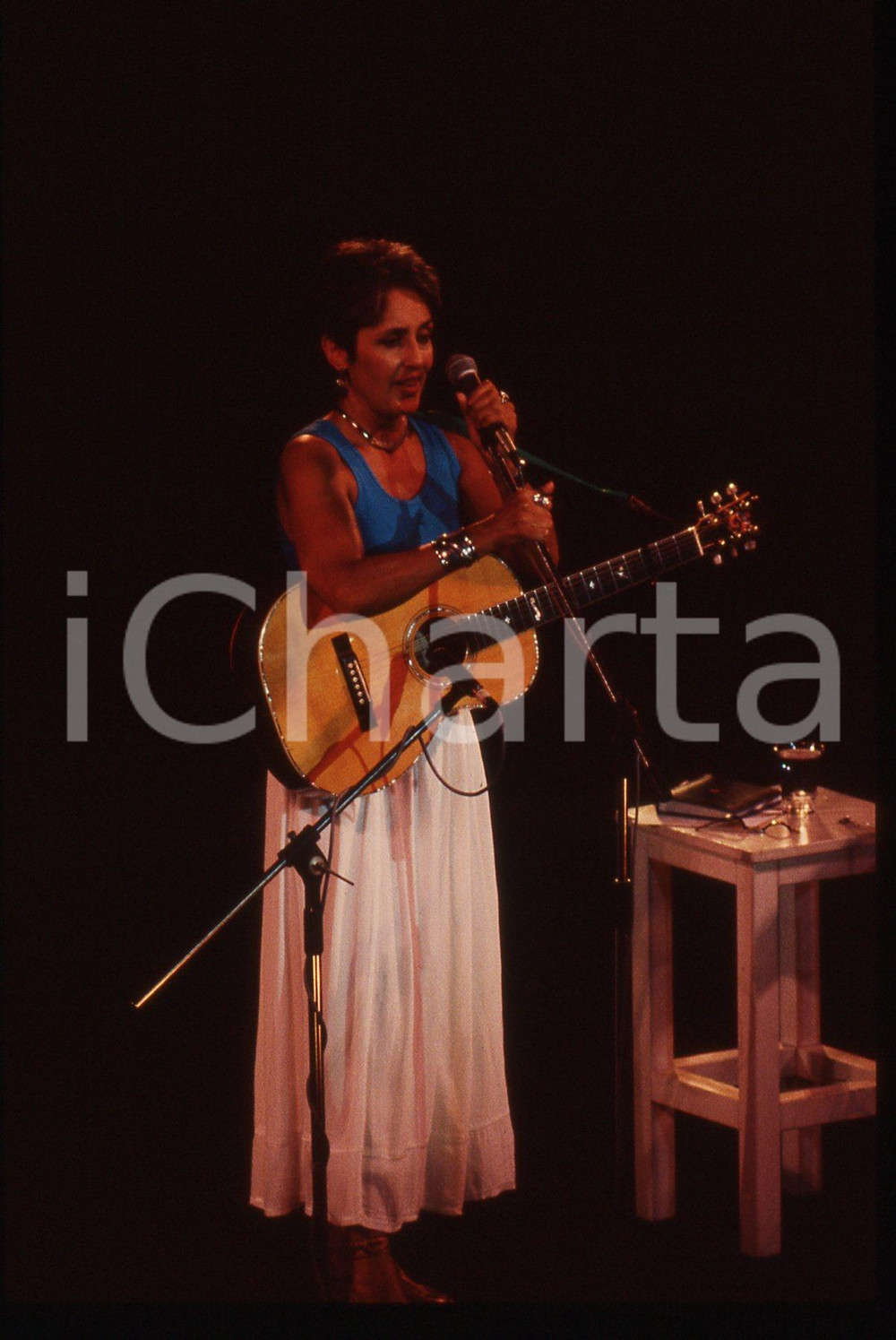 35mm vintage slide* 1988 MILANO Joan BAEZ Concerto in Piazzetta Reale (5) Diapositiva d'epoca, in formato 35 mm. CONDIZIONI: GOODE' severamente vietata la riproduzione. Tutti i diritti sono riservati. ICharta mette in vendita, sul negozio eBay e in esclusiva sul sito "icharta" il proprio archivio composto da numerose diapositive e negativi fotografici d'epoca, tutti originali e autentici, che attraversano la storia del costume italiano tra gli la fine degli anni Sessanta e Novanta.Si tratta di uno sguardo inedito sull'attualit&agrave;, la politica, la vita quotidiana, il gossip e la cultura, che fotografa il cambiamento della nazione in quest'ultimo scorcio del XX secolo. Un'occasione unica per il mercato del collezionismo, che vede finalmente disponibile un archivio eccezionale per vastit&agrave;, tematiche e condizioni, in un settore (il negativo fotografico e la diapositiva) di assoluta novit&agrave; e dalle interessanti prospettive di investimento.  originale e autentica 1