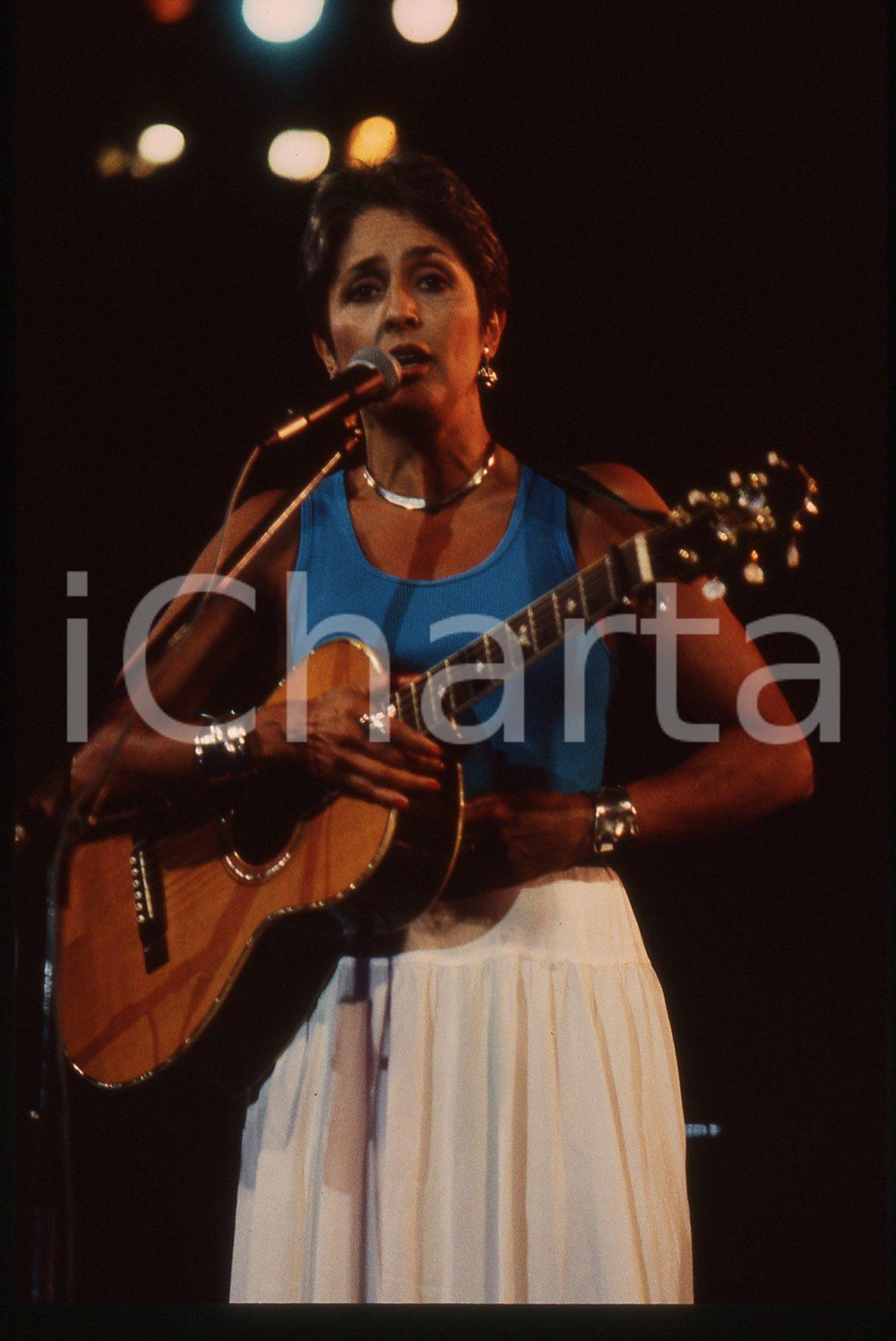 35mm vintage slide* 1988 MILANO Joan BAEZ Concerto in Piazzetta Reale (7) Diapositiva d'epoca, in formato 35 mm. CONDIZIONI: GOODE' severamente vietata la riproduzione. Tutti i diritti sono riservati. ICharta mette in vendita, sul negozio eBay e in esclusiva sul sito "icharta" il proprio archivio composto da numerose diapositive e negativi fotografici d'epoca, tutti originali e autentici, che attraversano la storia del costume italiano tra gli la fine degli anni Sessanta e Novanta.Si tratta di uno sguardo inedito sull'attualit&agrave;, la politica, la vita quotidiana, il gossip e la cultura, che fotografa il cambiamento della nazione in quest'ultimo scorcio del XX secolo. Un'occasione unica per il mercato del collezionismo, che vede finalmente disponibile un archivio eccezionale per vastit&agrave;, tematiche e condizioni, in un settore (il negativo fotografico e la diapositiva) di assoluta novit&agrave; e dalle interessanti prospettive di investimento.  originale e autentica 1