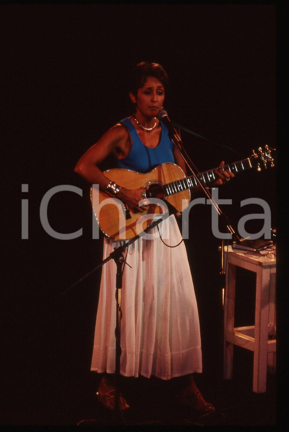 35mm vintage slide* 1988 MILANO Joan BAEZ Concerto in Piazzetta Reale (9) Diapositiva d'epoca, in formato 35 mm. CONDIZIONI: GOODE' severamente vietata la riproduzione. Tutti i diritti sono riservati. ICharta mette in vendita, sul negozio eBay e in esclusiva sul sito "icharta" il proprio archivio composto da numerose diapositive e negativi fotografici d'epoca, tutti originali e autentici, che attraversano la storia del costume italiano tra gli la fine degli anni Sessanta e Novanta.Si tratta di uno sguardo inedito sull'attualit&agrave;, la politica, la vita quotidiana, il gossip e la cultura, che fotografa il cambiamento della nazione in quest'ultimo scorcio del XX secolo. Un'occasione unica per il mercato del collezionismo, che vede finalmente disponibile un archivio eccezionale per vastit&agrave;, tematiche e condizioni, in un settore (il negativo fotografico e la diapositiva) di assoluta novit&agrave; e dalle interessanti prospettive di investimento.  originale e autentica 1
