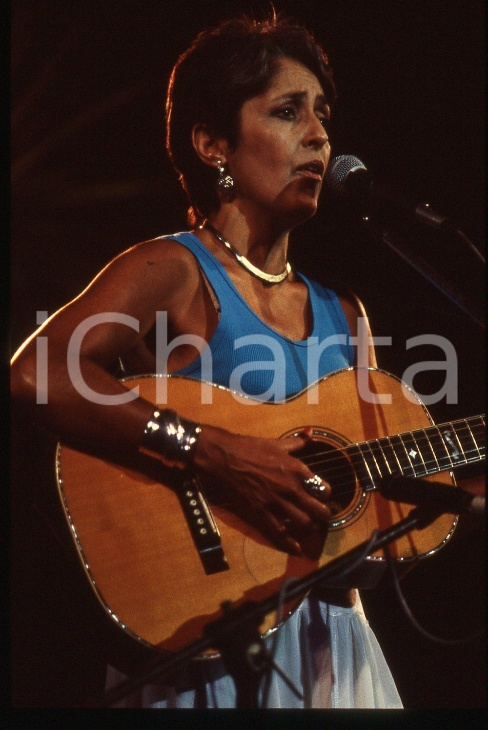 35mm vintage slide* 1988 MILANO Joan BAEZ Concerto in Piazzetta Reale (10) Diapositiva d'epoca, in formato 35 mm. CONDIZIONI: GOODE' severamente vietata la riproduzione. Tutti i diritti sono riservati. ICharta mette in vendita, sul negozio eBay e in esclusiva sul sito "icharta" il proprio archivio composto da numerose diapositive e negativi fotografici d'epoca, tutti originali e autentici, che attraversano la storia del costume italiano tra gli la fine degli anni Sessanta e Novanta.Si tratta di uno sguardo inedito sull'attualit&agrave;, la politica, la vita quotidiana, il gossip e la cultura, che fotografa il cambiamento della nazione in quest'ultimo scorcio del XX secolo. Un'occasione unica per il mercato del collezionismo, che vede finalmente disponibile un archivio eccezionale per vastit&agrave;, tematiche e condizioni, in un settore (il negativo fotografico e la diapositiva) di assoluta novit&agrave; e dalle interessanti prospettive di investimento.  originale e autentica 1