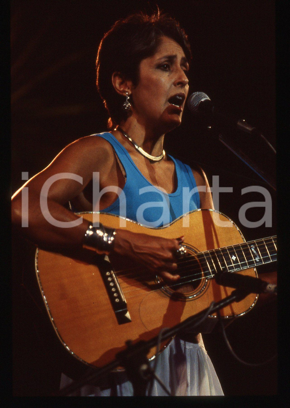 35mm vintage slide* 1988 MILANO Joan BAEZ Concerto in Piazzetta Reale (11) Diapositiva d'epoca, in formato 35 mm. CONDIZIONI: GOODE' severamente vietata la riproduzione. Tutti i diritti sono riservati. ICharta mette in vendita, sul negozio eBay e in esclusiva sul sito "icharta" il proprio archivio composto da numerose diapositive e negativi fotografici d'epoca, tutti originali e autentici, che attraversano la storia del costume italiano tra gli la fine degli anni Sessanta e Novanta.Si tratta di uno sguardo inedito sull'attualit&agrave;, la politica, la vita quotidiana, il gossip e la cultura, che fotografa il cambiamento della nazione in quest'ultimo scorcio del XX secolo. Un'occasione unica per il mercato del collezionismo, che vede finalmente disponibile un archivio eccezionale per vastit&agrave;, tematiche e condizioni, in un settore (il negativo fotografico e la diapositiva) di assoluta novit&agrave; e dalle interessanti prospettive di investimento.  originale e autentica 1