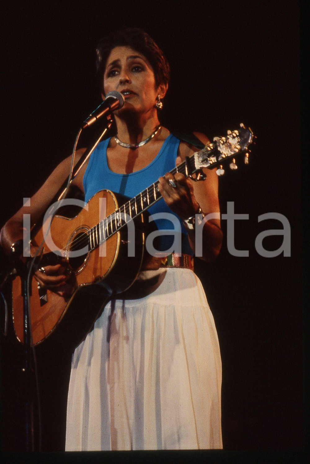 35mm vintage slide* 1988 MILANO Joan BAEZ Concerto in Piazzetta Reale (12) Diapositiva d'epoca, in formato 35 mm. CONDIZIONI: GOODE' severamente vietata la riproduzione. Tutti i diritti sono riservati. ICharta mette in vendita, sul negozio eBay e in esclusiva sul sito "icharta" il proprio archivio composto da numerose diapositive e negativi fotografici d'epoca, tutti originali e autentici, che attraversano la storia del costume italiano tra gli la fine degli anni Sessanta e Novanta.Si tratta di uno sguardo inedito sull'attualit&agrave;, la politica, la vita quotidiana, il gossip e la cultura, che fotografa il cambiamento della nazione in quest'ultimo scorcio del XX secolo. Un'occasione unica per il mercato del collezionismo, che vede finalmente disponibile un archivio eccezionale per vastit&agrave;, tematiche e condizioni, in un settore (il negativo fotografico e la diapositiva) di assoluta novit&agrave; e dalle interessanti prospettive di investimento.  originale e autentica 1