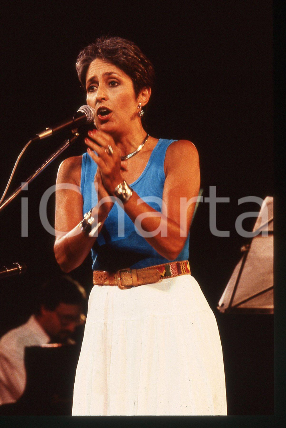 35mm vintage slide* 1988 MILANO Joan BAEZ in concerto Piazzetta Reale (13) Diapositiva d'epoca, in formato 35 mm. CONDIZIONI: GOODE' severamente vietata la riproduzione. Tutti i diritti sono riservati. ICharta mette in vendita, sul negozio eBay e in esclusiva sul sito "icharta" il proprio archivio composto da numerose diapositive e negativi fotografici d'epoca, tutti originali e autentici, che attraversano la storia del costume italiano tra gli la fine degli anni Sessanta e Novanta.Si tratta di uno sguardo inedito sull'attualit&agrave;, la politica, la vita quotidiana, il gossip e la cultura, che fotografa il cambiamento della nazione in quest'ultimo scorcio del XX secolo. Un'occasione unica per il mercato del collezionismo, che vede finalmente disponibile un archivio eccezionale per vastit&agrave;, tematiche e condizioni, in un settore (il negativo fotografico e la diapositiva) di assoluta novit&agrave; e dalle interessanti prospettive di investimento.  originale e autentica 1