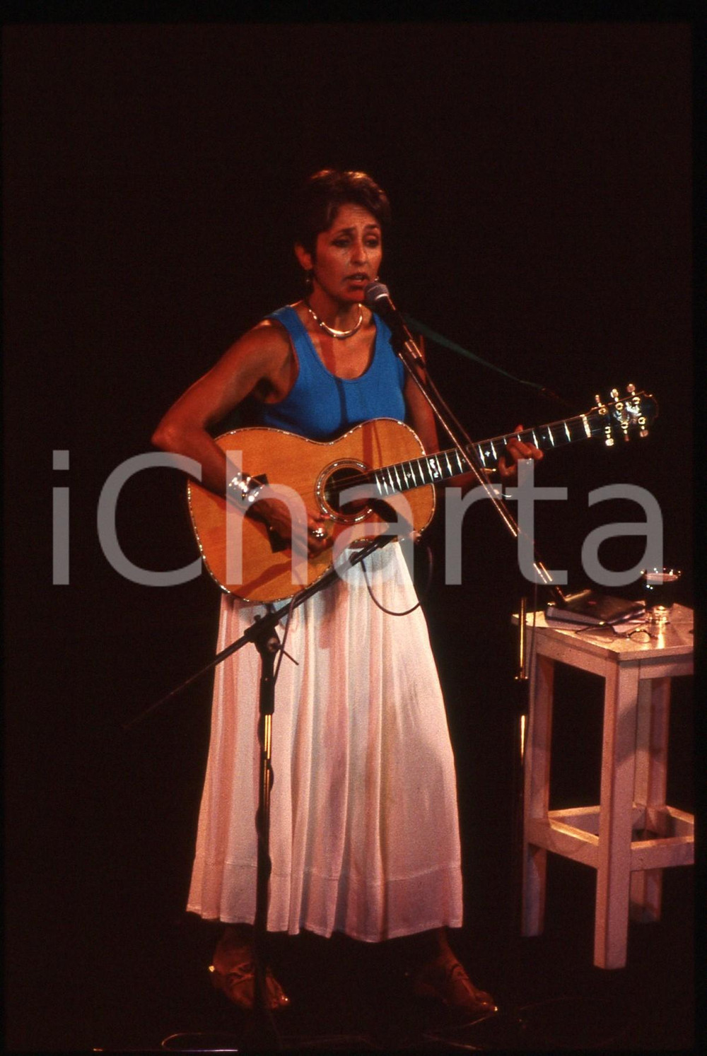 35mm vintage slide* 1988 MILANO Joan BAEZ Concerto in Piazzetta Reale (14) Diapositiva d'epoca, in formato 35 mm. CONDIZIONI: GOODE' severamente vietata la riproduzione. Tutti i diritti sono riservati. ICharta mette in vendita, sul negozio eBay e in esclusiva sul sito "icharta" il proprio archivio composto da numerose diapositive e negativi fotografici d'epoca, tutti originali e autentici, che attraversano la storia del costume italiano tra gli la fine degli anni Sessanta e Novanta.Si tratta di uno sguardo inedito sull'attualit&agrave;, la politica, la vita quotidiana, il gossip e la cultura, che fotografa il cambiamento della nazione in quest'ultimo scorcio del XX secolo. Un'occasione unica per il mercato del collezionismo, che vede finalmente disponibile un archivio eccezionale per vastit&agrave;, tematiche e condizioni, in un settore (il negativo fotografico e la diapositiva) di assoluta novit&agrave; e dalle interessanti prospettive di investimento.  originale e autentica 1