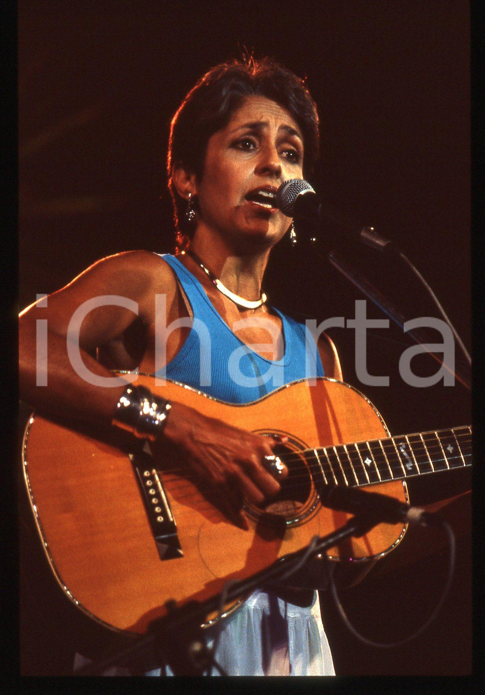 35mm vintage slide* 1988 MILANO Joan BAEZ Concerto in Piazzetta Reale (15) Diapositiva d'epoca, in formato 35 mm. CONDIZIONI: GOODE' severamente vietata la riproduzione. Tutti i diritti sono riservati. ICharta mette in vendita, sul negozio eBay e in esclusiva sul sito "icharta" il proprio archivio composto da numerose diapositive e negativi fotografici d'epoca, tutti originali e autentici, che attraversano la storia del costume italiano tra gli la fine degli anni Sessanta e Novanta.Si tratta di uno sguardo inedito sull'attualit&agrave;, la politica, la vita quotidiana, il gossip e la cultura, che fotografa il cambiamento della nazione in quest'ultimo scorcio del XX secolo. Un'occasione unica per il mercato del collezionismo, che vede finalmente disponibile un archivio eccezionale per vastit&agrave;, tematiche e condizioni, in un settore (il negativo fotografico e la diapositiva) di assoluta novit&agrave; e dalle interessanti prospettive di investimento.  originale e autentica 1