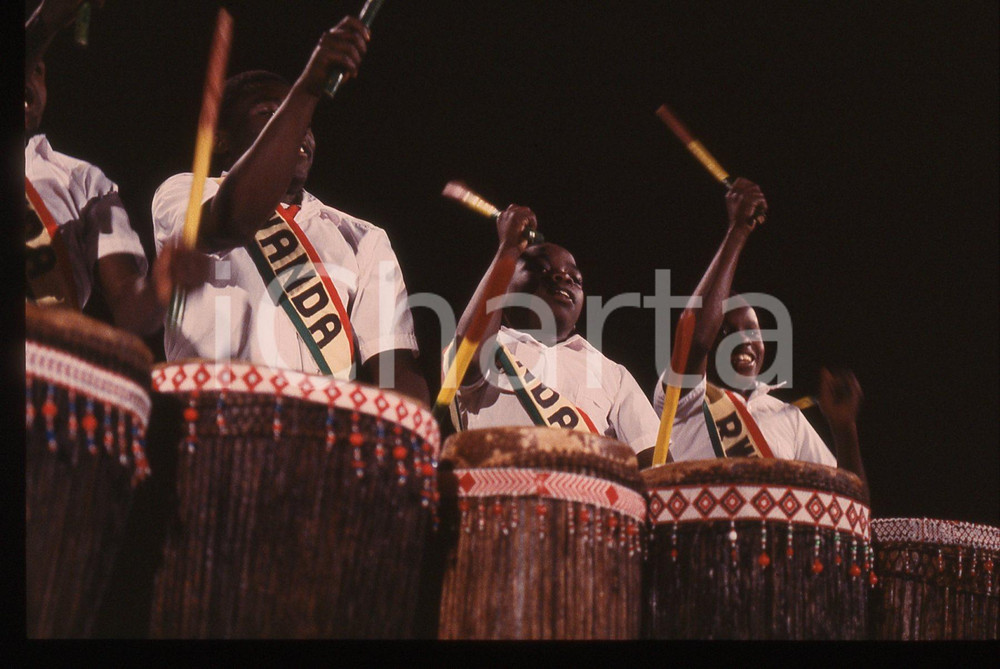 35mm vintage slide* 1990ca Milano LES TAMBOURS DU RWANDA Concerto (1) Diapositiva d'epoca, in formato 35 mm. CONDIZIONI: GOODE' severamente vietata la riproduzione. Tutti i diritti sono riservati. ICharta mette in vendita, sul negozio eBay e in esclusiva sul sito "icharta" il proprio archivio composto da numerose diapositive e negativi fotografici d'epoca, tutti originali e autentici, che attraversano la storia del costume italiano tra gli la fine degli anni Sessanta e Novanta.Si tratta di uno sguardo inedito sull'attualit&agrave;, la politica, la vita quotidiana, il gossip e la cultura, che fotografa il cambiamento della nazione in quest'ultimo scorcio del XX secolo. Un'occasione unica per il mercato del collezionismo, che vede finalmente disponibile un archivio eccezionale per vastit&agrave;, tematiche e condizioni, in un settore (il negativo fotografico e la diapositiva) di assoluta novit&agrave; e dalle interessanti prospettive di investimento.  originale e autentica 1