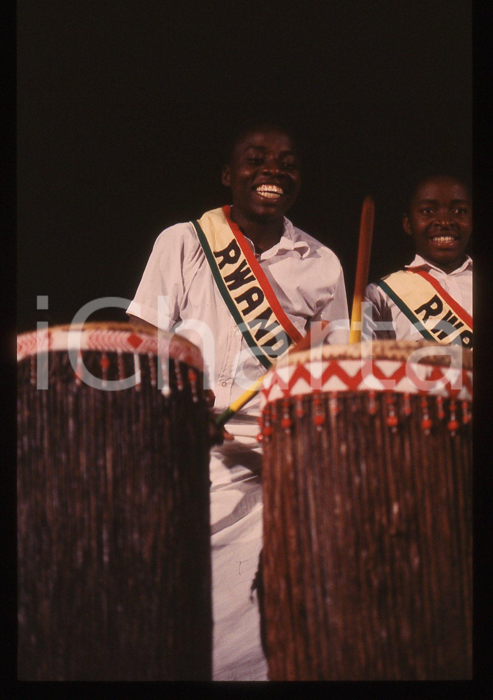 35mm vintage slide* 1990ca Milano LES TAMBOURS DU RWANDA Concerto (3) Diapositiva d'epoca, in formato 35 mm. CONDIZIONI: GOODE' severamente vietata la riproduzione. Tutti i diritti sono riservati. ICharta mette in vendita, sul negozio eBay e in esclusiva sul sito "icharta" il proprio archivio composto da numerose diapositive e negativi fotografici d'epoca, tutti originali e autentici, che attraversano la storia del costume italiano tra gli la fine degli anni Sessanta e Novanta.Si tratta di uno sguardo inedito sull'attualit&agrave;, la politica, la vita quotidiana, il gossip e la cultura, che fotografa il cambiamento della nazione in quest'ultimo scorcio del XX secolo. Un'occasione unica per il mercato del collezionismo, che vede finalmente disponibile un archivio eccezionale per vastit&agrave;, tematiche e condizioni, in un settore (il negativo fotografico e la diapositiva) di assoluta novit&agrave; e dalle interessanti prospettive di investimento.  originale e autentica 1