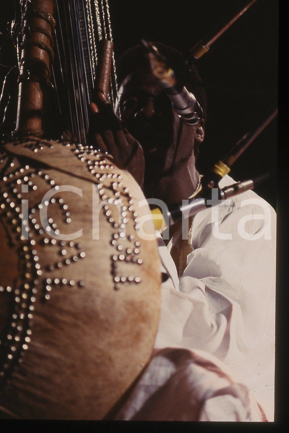 35mm vintage slide* 1990ca MUSICA ETNICA LES TAMBOURS DU RWANDA Concerto (7) Diapositiva d'epoca, in formato 35 mm. CONDIZIONI: GOODE' severamente vietata la riproduzione. Tutti i diritti sono riservati. ICharta mette in vendita, sul negozio eBay e in esclusiva sul sito "icharta" il proprio archivio composto da numerose diapositive e negativi fotografici d'epoca, tutti originali e autentici, che attraversano la storia del costume italiano tra gli la fine degli anni Sessanta e Novanta.Si tratta di uno sguardo inedito sull'attualit&agrave;, la politica, la vita quotidiana, il gossip e la cultura, che fotografa il cambiamento della nazione in quest'ultimo scorcio del XX secolo. Un'occasione unica per il mercato del collezionismo, che vede finalmente disponibile un archivio eccezionale per vastit&agrave;, tematiche e condizioni, in un settore (il negativo fotografico e la diapositiva) di assoluta novit&agrave; e dalle interessanti prospettive di investimento.  originale e autentica 1