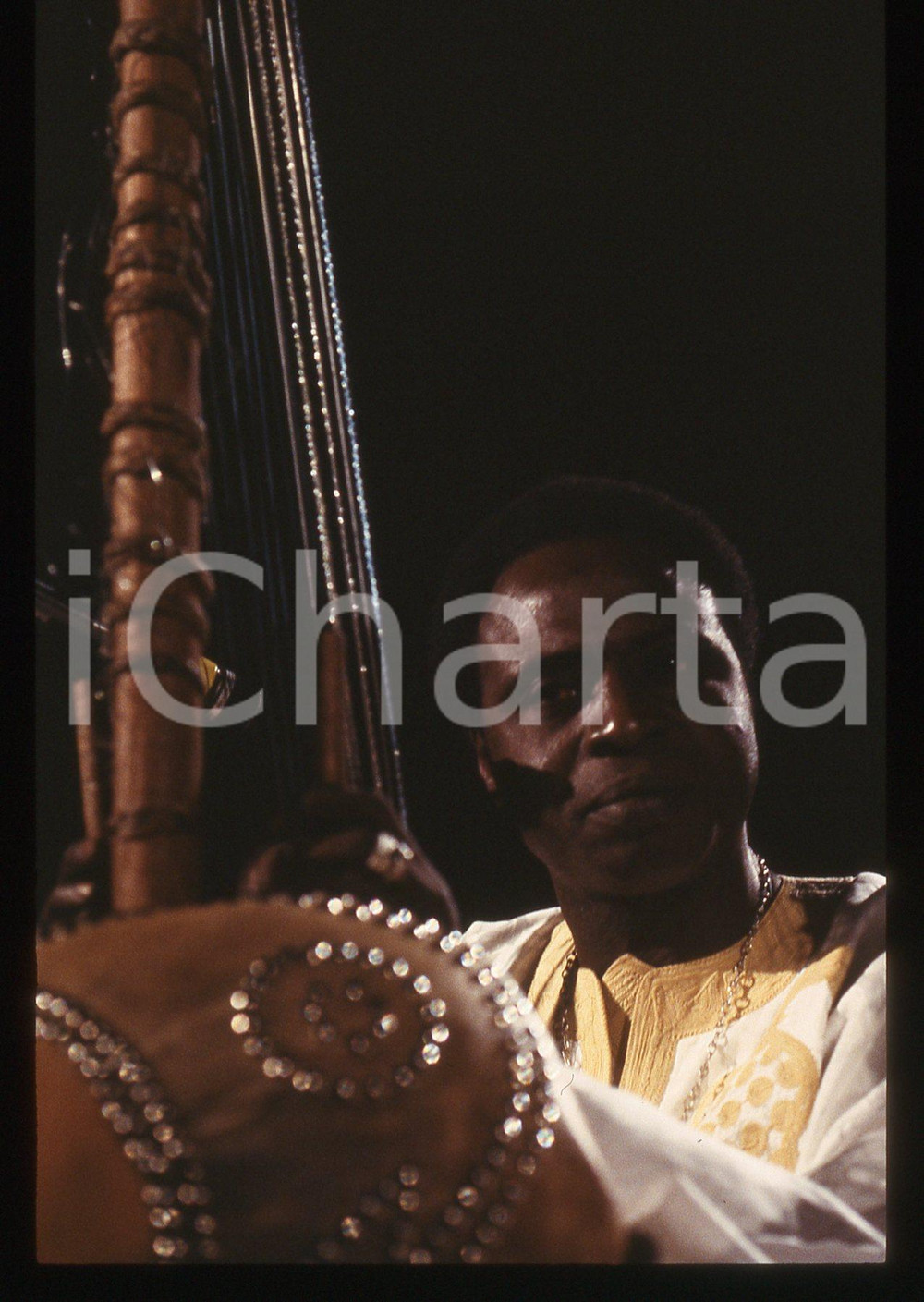 35mm vintage slide* 1990ca Milano LES TAMBOURS DU RWANDA Concerto (9) Diapositiva d'epoca, in formato 35 mm. CONDIZIONI: GOODE' severamente vietata la riproduzione. Tutti i diritti sono riservati. ICharta mette in vendita, sul negozio eBay e in esclusiva sul sito "icharta" il proprio archivio composto da numerose diapositive e negativi fotografici d'epoca, tutti originali e autentici, che attraversano la storia del costume italiano tra gli la fine degli anni Sessanta e Novanta.Si tratta di uno sguardo inedito sull'attualit&agrave;, la politica, la vita quotidiana, il gossip e la cultura, che fotografa il cambiamento della nazione in quest'ultimo scorcio del XX secolo. Un'occasione unica per il mercato del collezionismo, che vede finalmente disponibile un archivio eccezionale per vastit&agrave;, tematiche e condizioni, in un settore (il negativo fotografico e la diapositiva) di assoluta novit&agrave; e dalle interessanti prospettive di investimento.  originale e autentica 1