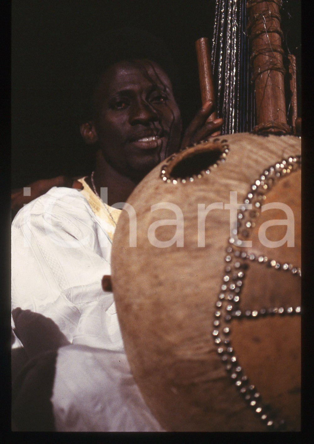 35mm vintage slide* 1990ca Milano LES TAMBOURS DU RWANDA Concerto (12) Diapositiva d'epoca, in formato 35 mm. CONDIZIONI: GOODE' severamente vietata la riproduzione. Tutti i diritti sono riservati. ICharta mette in vendita, sul negozio eBay e in esclusiva sul sito "icharta" il proprio archivio composto da numerose diapositive e negativi fotografici d'epoca, tutti originali e autentici, che attraversano la storia del costume italiano tra gli la fine degli anni Sessanta e Novanta.Si tratta di uno sguardo inedito sull'attualit&agrave;, la politica, la vita quotidiana, il gossip e la cultura, che fotografa il cambiamento della nazione in quest'ultimo scorcio del XX secolo. Un'occasione unica per il mercato del collezionismo, che vede finalmente disponibile un archivio eccezionale per vastit&agrave;, tematiche e condizioni, in un settore (il negativo fotografico e la diapositiva) di assoluta novit&agrave; e dalle interessanti prospettive di investimento.  originale e autentica 1