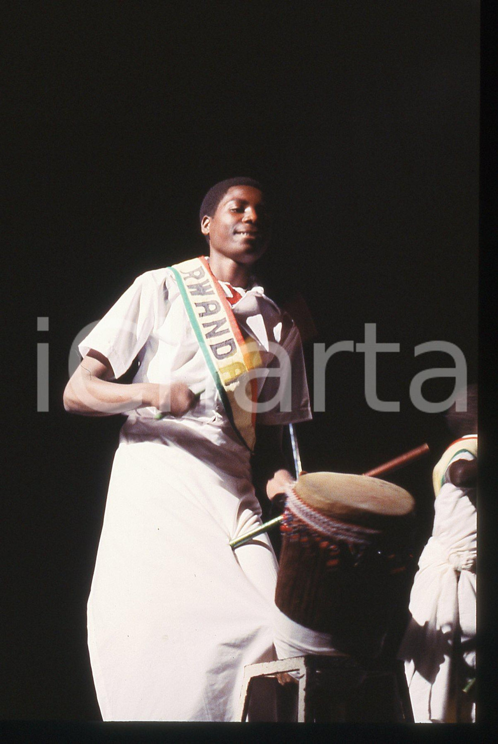 35mm vintage slide* 1990ca Milano LES TAMBOURS DU RWANDA Concerto (13) Diapositiva d'epoca, in formato 35 mm. CONDIZIONI: GOODE' severamente vietata la riproduzione. Tutti i diritti sono riservati. ICharta mette in vendita, sul negozio eBay e in esclusiva sul sito "icharta" il proprio archivio composto da numerose diapositive e negativi fotografici d'epoca, tutti originali e autentici, che attraversano la storia del costume italiano tra gli la fine degli anni Sessanta e Novanta.Si tratta di uno sguardo inedito sull'attualit&agrave;, la politica, la vita quotidiana, il gossip e la cultura, che fotografa il cambiamento della nazione in quest'ultimo scorcio del XX secolo. Un'occasione unica per il mercato del collezionismo, che vede finalmente disponibile un archivio eccezionale per vastit&agrave;, tematiche e condizioni, in un settore (il negativo fotografico e la diapositiva) di assoluta novit&agrave; e dalle interessanti prospettive di investimento.  originale e autentica 1