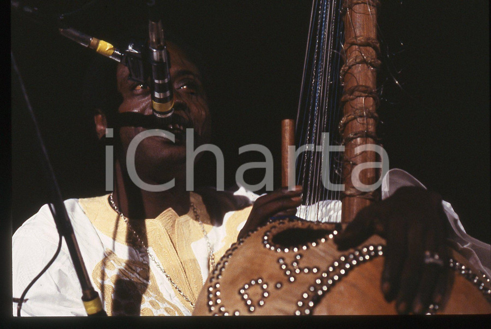 35mm vintage slide* 1990ca Milano LES TAMBOURS DU RWANDA Concerto (14) Diapositiva d'epoca, in formato 35 mm. CONDIZIONI: GOODE' severamente vietata la riproduzione. Tutti i diritti sono riservati. ICharta mette in vendita, sul negozio eBay e in esclusiva sul sito "icharta" il proprio archivio composto da numerose diapositive e negativi fotografici d'epoca, tutti originali e autentici, che attraversano la storia del costume italiano tra gli la fine degli anni Sessanta e Novanta.Si tratta di uno sguardo inedito sull'attualit&agrave;, la politica, la vita quotidiana, il gossip e la cultura, che fotografa il cambiamento della nazione in quest'ultimo scorcio del XX secolo. Un'occasione unica per il mercato del collezionismo, che vede finalmente disponibile un archivio eccezionale per vastit&agrave;, tematiche e condizioni, in un settore (il negativo fotografico e la diapositiva) di assoluta novit&agrave; e dalle interessanti prospettive di investimento.  originale e autentica 1