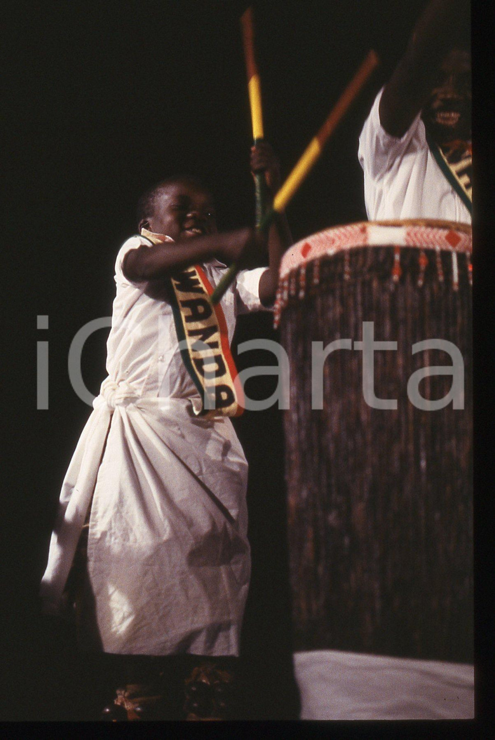 35mm vintage slide* 1990ca Milano LES TAMBOURS DU RWANDA Concerto (15) Diapositiva d'epoca, in formato 35 mm. CONDIZIONI: GOODE' severamente vietata la riproduzione. Tutti i diritti sono riservati. ICharta mette in vendita, sul negozio eBay e in esclusiva sul sito "icharta" il proprio archivio composto da numerose diapositive e negativi fotografici d'epoca, tutti originali e autentici, che attraversano la storia del costume italiano tra gli la fine degli anni Sessanta e Novanta.Si tratta di uno sguardo inedito sull'attualit&agrave;, la politica, la vita quotidiana, il gossip e la cultura, che fotografa il cambiamento della nazione in quest'ultimo scorcio del XX secolo. Un'occasione unica per il mercato del collezionismo, che vede finalmente disponibile un archivio eccezionale per vastit&agrave;, tematiche e condizioni, in un settore (il negativo fotografico e la diapositiva) di assoluta novit&agrave; e dalle interessanti prospettive di investimento.  originale e autentica 1