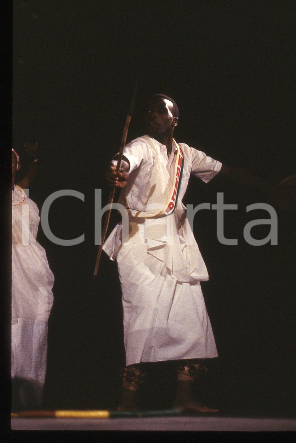 35mm vintage slide* 1990ca Milano LES TAMBOURS DU RWANDA Concerto (16) Diapositiva d'epoca, in formato 35 mm. CONDIZIONI: GOODE' severamente vietata la riproduzione. Tutti i diritti sono riservati. ICharta mette in vendita, sul negozio eBay e in esclusiva sul sito "icharta" il proprio archivio composto da numerose diapositive e negativi fotografici d'epoca, tutti originali e autentici, che attraversano la storia del costume italiano tra gli la fine degli anni Sessanta e Novanta.Si tratta di uno sguardo inedito sull'attualit&agrave;, la politica, la vita quotidiana, il gossip e la cultura, che fotografa il cambiamento della nazione in quest'ultimo scorcio del XX secolo. Un'occasione unica per il mercato del collezionismo, che vede finalmente disponibile un archivio eccezionale per vastit&agrave;, tematiche e condizioni, in un settore (il negativo fotografico e la diapositiva) di assoluta novit&agrave; e dalle interessanti prospettive di investimento.  originale e autentica 1
