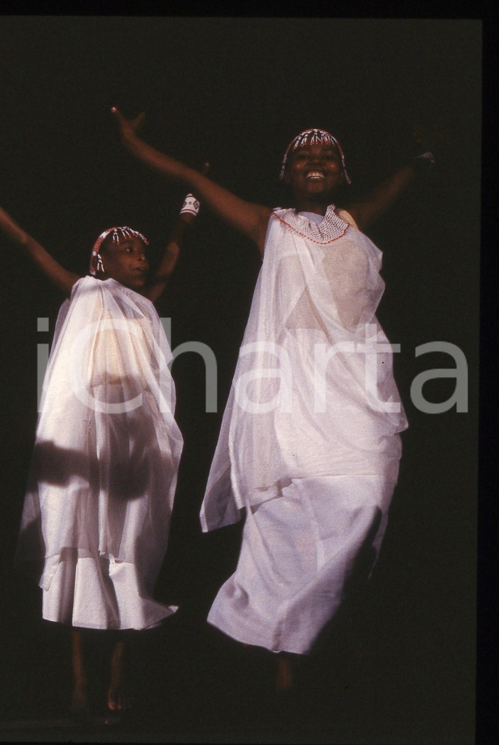 35mm vintage slide* 1990ca Milano LES TAMBOURS DU RWANDA Concerto (17) Diapositiva d'epoca, in formato 35 mm. CONDIZIONI: GOODE' severamente vietata la riproduzione. Tutti i diritti sono riservati. ICharta mette in vendita, sul negozio eBay e in esclusiva sul sito "icharta" il proprio archivio composto da numerose diapositive e negativi fotografici d'epoca, tutti originali e autentici, che attraversano la storia del costume italiano tra gli la fine degli anni Sessanta e Novanta.Si tratta di uno sguardo inedito sull'attualit&agrave;, la politica, la vita quotidiana, il gossip e la cultura, che fotografa il cambiamento della nazione in quest'ultimo scorcio del XX secolo. Un'occasione unica per il mercato del collezionismo, che vede finalmente disponibile un archivio eccezionale per vastit&agrave;, tematiche e condizioni, in un settore (il negativo fotografico e la diapositiva) di assoluta novit&agrave; e dalle interessanti prospettive di investimento.  originale e autentica 1