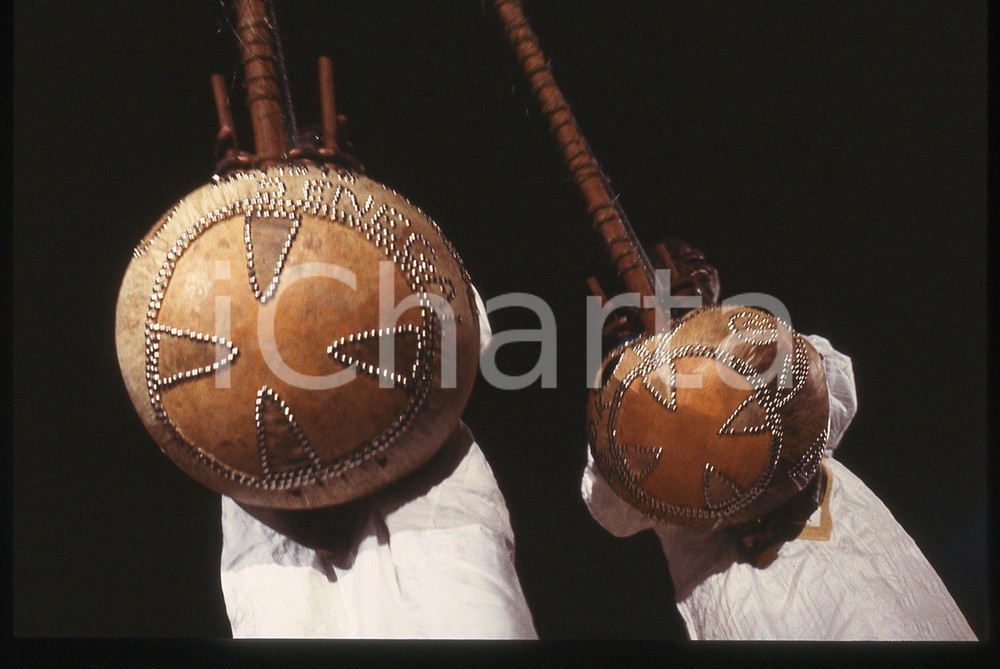 35mm vintage slide* 1990ca Milano LES TAMBOURS DU RWANDA Concerto (19) Diapositiva d'epoca, in formato 35 mm. CONDIZIONI: GOODE' severamente vietata la riproduzione. Tutti i diritti sono riservati. ICharta mette in vendita, sul negozio eBay e in esclusiva sul sito "icharta" il proprio archivio composto da numerose diapositive e negativi fotografici d'epoca, tutti originali e autentici, che attraversano la storia del costume italiano tra gli la fine degli anni Sessanta e Novanta.Si tratta di uno sguardo inedito sull'attualit&agrave;, la politica, la vita quotidiana, il gossip e la cultura, che fotografa il cambiamento della nazione in quest'ultimo scorcio del XX secolo. Un'occasione unica per il mercato del collezionismo, che vede finalmente disponibile un archivio eccezionale per vastit&agrave;, tematiche e condizioni, in un settore (il negativo fotografico e la diapositiva) di assoluta novit&agrave; e dalle interessanti prospettive di investimento.  originale e autentica 1