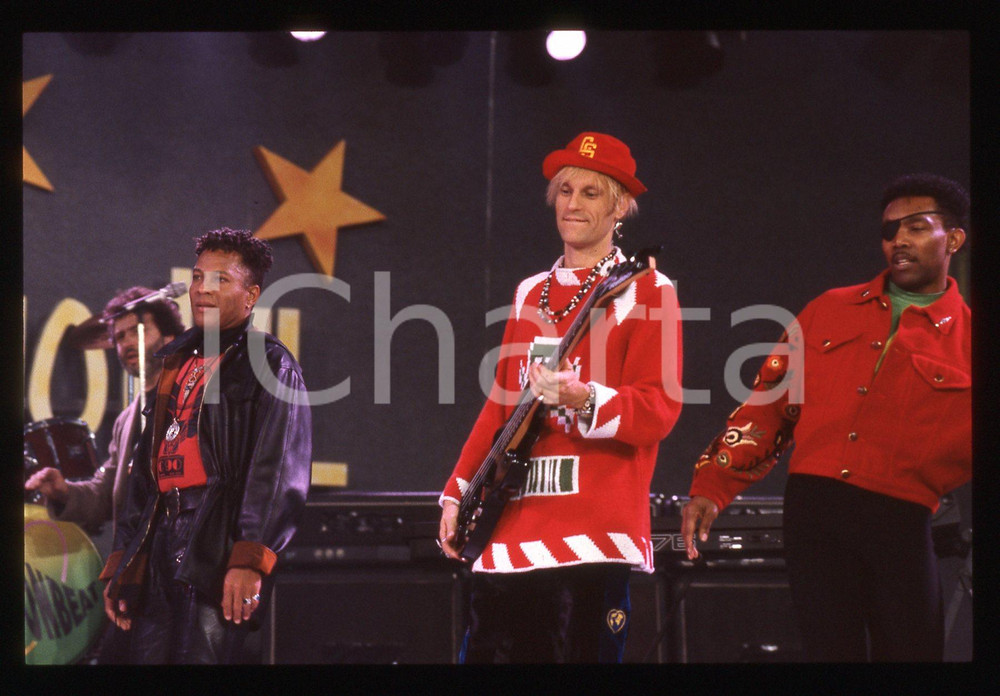 35mm vintage slide* 1991 SANREMO INTERNATIONAL William HENSHALL  LONDONBEAT 1 La band era formata nache da Jimmy Helms, George Chandler e da Jimmy ChambersDiapositiva d'epoca, in formato 35 mm. CONDIZIONI: GOODE' severamente vietata la riproduzione. Tutti i diritti sono riservati. ICharta mette in vendita, sul negozio eBay e in esclusiva sul sito "icharta" il proprio archivio composto da numerose diapositive e negativi fotografici d'epoca, tutti originali e autentici, che attraversano la storia del costume italiano tra gli la fine degli anni Sessanta e Novanta.Si tratta di uno sguardo inedito sull'attualit&agrave;, la politica, la vita quotidiana, il gossip e la cultura, che fotografa il cambiamento della nazione in quest'ultimo scorcio del XX secolo. Un'occasione unica per il mercato del collezionismo, che vede finalmente disponibile un archivio eccezionale per vastit&agrave;, tematiche e condizioni, in un settore (il negativo fotografico e la diapositiva) di assoluta novit&agrave; e dalle interessanti prospettive di investimento.  originale e autentica 1