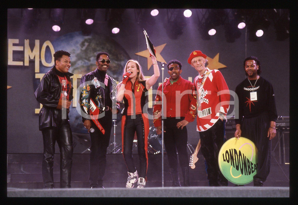 35mm vintage slide* 1991 SANREMO INTERNATIONAL William HENSHALL  LONDONBEAT 3 La band era formata nache da Jimmy Helms, George Chandler e da Jimmy ChambersDiapositiva d'epoca, in formato 35 mm. CONDIZIONI: GOODE' severamente vietata la riproduzione. Tutti i diritti sono riservati. ICharta mette in vendita, sul negozio eBay e in esclusiva sul sito "icharta" il proprio archivio composto da numerose diapositive e negativi fotografici d'epoca, tutti originali e autentici, che attraversano la storia del costume italiano tra gli la fine degli anni Sessanta e Novanta.Si tratta di uno sguardo inedito sull'attualit&agrave;, la politica, la vita quotidiana, il gossip e la cultura, che fotografa il cambiamento della nazione in quest'ultimo scorcio del XX secolo. Un'occasione unica per il mercato del collezionismo, che vede finalmente disponibile un archivio eccezionale per vastit&agrave;, tematiche e condizioni, in un settore (il negativo fotografico e la diapositiva) di assoluta novit&agrave; e dalle interessanti prospettive di investimento.  originale e autentica 1