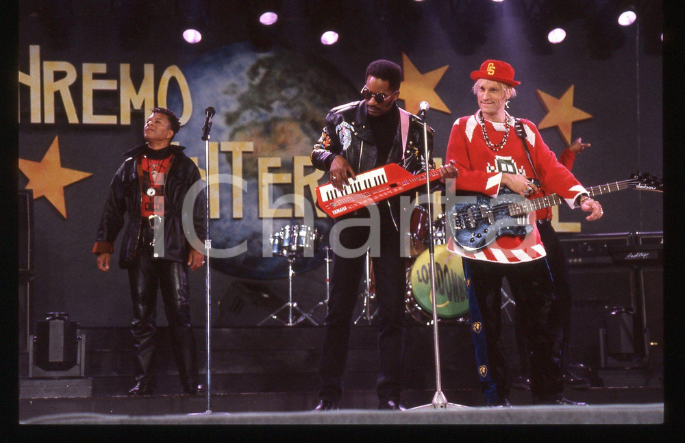 35mm vintage slide* 1991 SANREMO INTERNATIONAL William HENSHALL  LONDONBEAT 4 La band era formata nache da Jimmy Helms, George Chandler e da Jimmy ChambersDiapositiva d'epoca, in formato 35 mm. CONDIZIONI: GOODE' severamente vietata la riproduzione. Tutti i diritti sono riservati. ICharta mette in vendita, sul negozio eBay e in esclusiva sul sito "icharta" il proprio archivio composto da numerose diapositive e negativi fotografici d'epoca, tutti originali e autentici, che attraversano la storia del costume italiano tra gli la fine degli anni Sessanta e Novanta.Si tratta di uno sguardo inedito sull'attualit&agrave;, la politica, la vita quotidiana, il gossip e la cultura, che fotografa il cambiamento della nazione in quest'ultimo scorcio del XX secolo. Un'occasione unica per il mercato del collezionismo, che vede finalmente disponibile un archivio eccezionale per vastit&agrave;, tematiche e condizioni, in un settore (il negativo fotografico e la diapositiva) di assoluta novit&agrave; e dalle interessanti prospettive di investimento.  originale e autentica 1