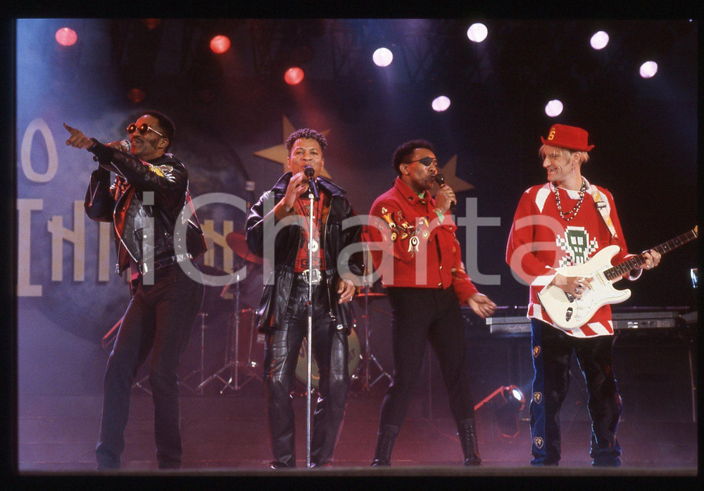 35mm vintage slide* 1991 SANREMO INTERNATIONAL William HENSHALL  LONDONBEAT 5 La band era formata nache da Jimmy Helms, George Chandler e da Jimmy ChambersDiapositiva d'epoca, in formato 35 mm. CONDIZIONI: GOODE' severamente vietata la riproduzione. Tutti i diritti sono riservati. ICharta mette in vendita, sul negozio eBay e in esclusiva sul sito "icharta" il proprio archivio composto da numerose diapositive e negativi fotografici d'epoca, tutti originali e autentici, che attraversano la storia del costume italiano tra gli la fine degli anni Sessanta e Novanta.Si tratta di uno sguardo inedito sull'attualit&agrave;, la politica, la vita quotidiana, il gossip e la cultura, che fotografa il cambiamento della nazione in quest'ultimo scorcio del XX secolo. Un'occasione unica per il mercato del collezionismo, che vede finalmente disponibile un archivio eccezionale per vastit&agrave;, tematiche e condizioni, in un settore (il negativo fotografico e la diapositiva) di assoluta novit&agrave; e dalle interessanti prospettive di investimento.  originale e autentica 1