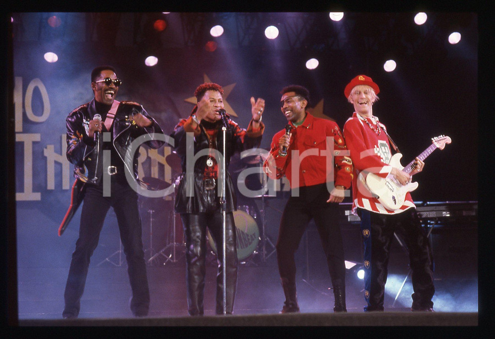 35mm vintage slide* 1991 SANREMO INTERNATIONAL William HENSHALL  LONDONBEAT 6 La band era formata nache da Jimmy Helms, George Chandler e da Jimmy ChambersDiapositiva d'epoca, in formato 35 mm. CONDIZIONI: GOODE' severamente vietata la riproduzione. Tutti i diritti sono riservati. ICharta mette in vendita, sul negozio eBay e in esclusiva sul sito "icharta" il proprio archivio composto da numerose diapositive e negativi fotografici d'epoca, tutti originali e autentici, che attraversano la storia del costume italiano tra gli la fine degli anni Sessanta e Novanta.Si tratta di uno sguardo inedito sull'attualit&agrave;, la politica, la vita quotidiana, il gossip e la cultura, che fotografa il cambiamento della nazione in quest'ultimo scorcio del XX secolo. Un'occasione unica per il mercato del collezionismo, che vede finalmente disponibile un archivio eccezionale per vastit&agrave;, tematiche e condizioni, in un settore (il negativo fotografico e la diapositiva) di assoluta novit&agrave; e dalle interessanti prospettive di investimento.  originale e autentica 1