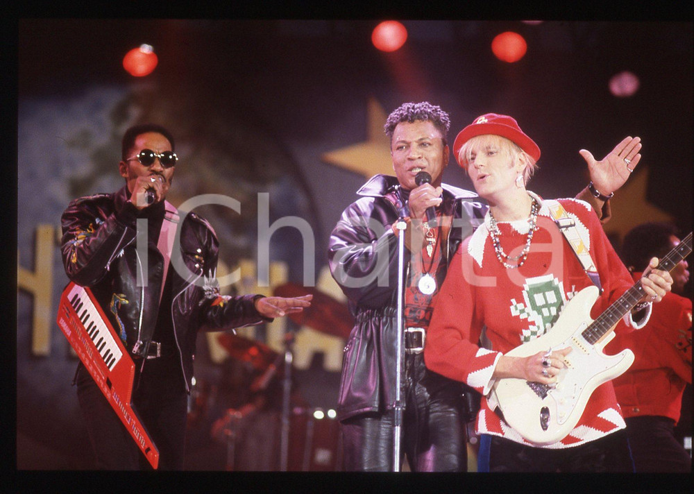 35mm vintage slide* 1991 SANREMO INTERNATIONAL William HENSHALL  LONDONBEAT 7 La band era formata nache da Jimmy Helms, George Chandler e da Jimmy ChambersDiapositiva d'epoca, in formato 35 mm. CONDIZIONI: GOODE' severamente vietata la riproduzione. Tutti i diritti sono riservati. ICharta mette in vendita, sul negozio eBay e in esclusiva sul sito "icharta" il proprio archivio composto da numerose diapositive e negativi fotografici d'epoca, tutti originali e autentici, che attraversano la storia del costume italiano tra gli la fine degli anni Sessanta e Novanta.Si tratta di uno sguardo inedito sull'attualit&agrave;, la politica, la vita quotidiana, il gossip e la cultura, che fotografa il cambiamento della nazione in quest'ultimo scorcio del XX secolo. Un'occasione unica per il mercato del collezionismo, che vede finalmente disponibile un archivio eccezionale per vastit&agrave;, tematiche e condizioni, in un settore (il negativo fotografico e la diapositiva) di assoluta novit&agrave; e dalle interessanti prospettive di investimento.  originale e autentica 1